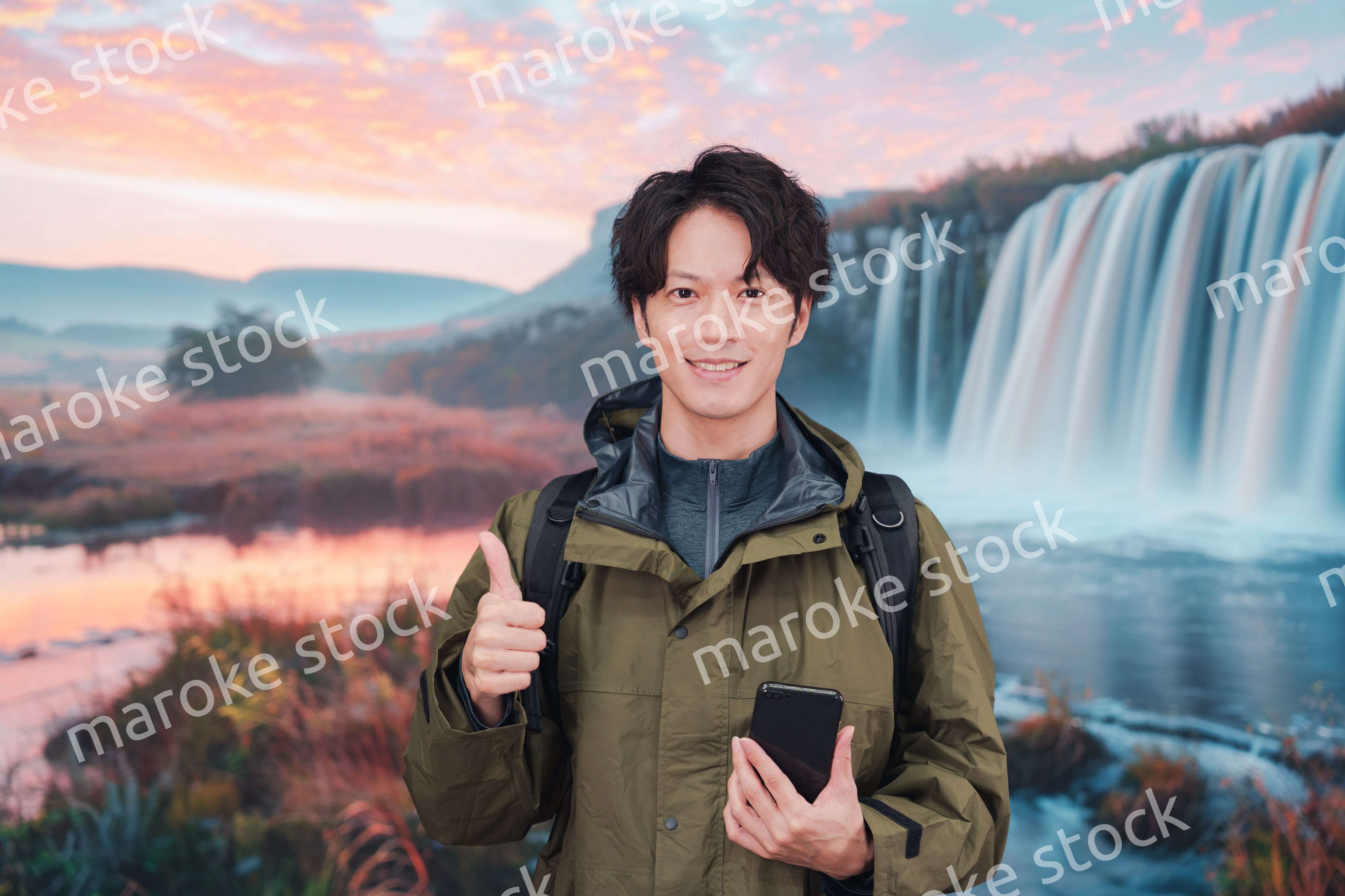 山登り・ハイキングをする若い男性