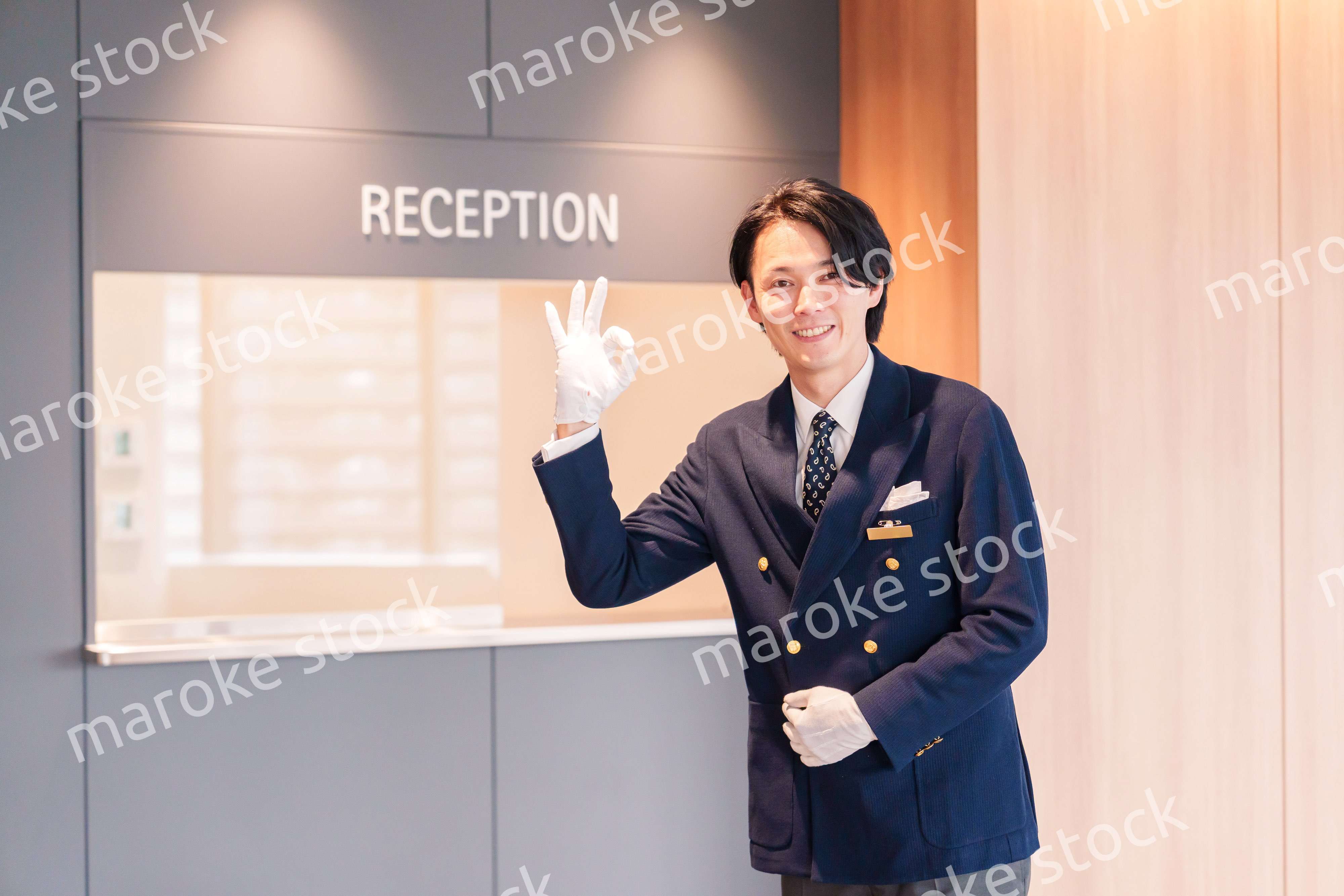 笑顔で接客をするホテルマンの男性