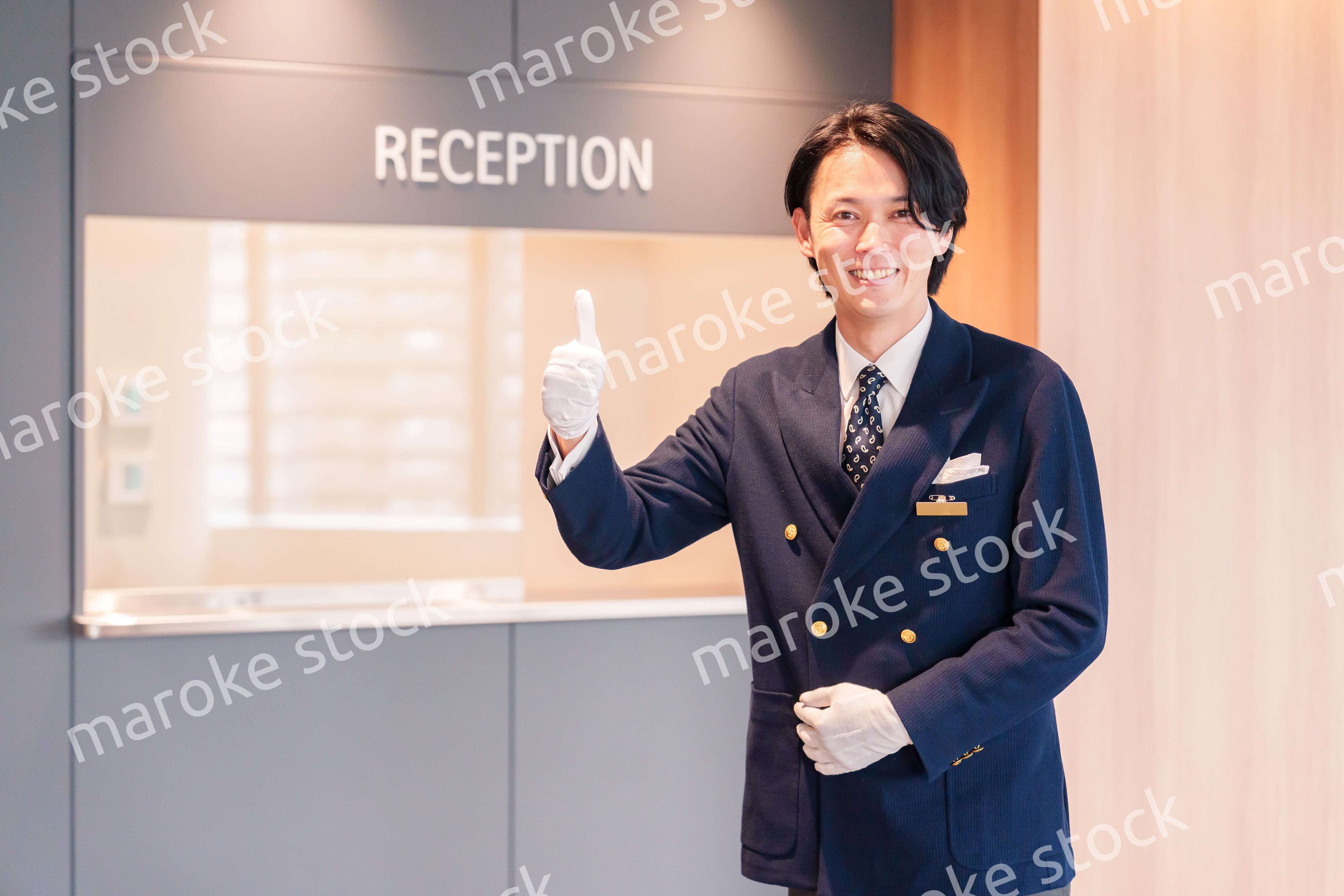 笑顔で接客をするホテルマンの男性