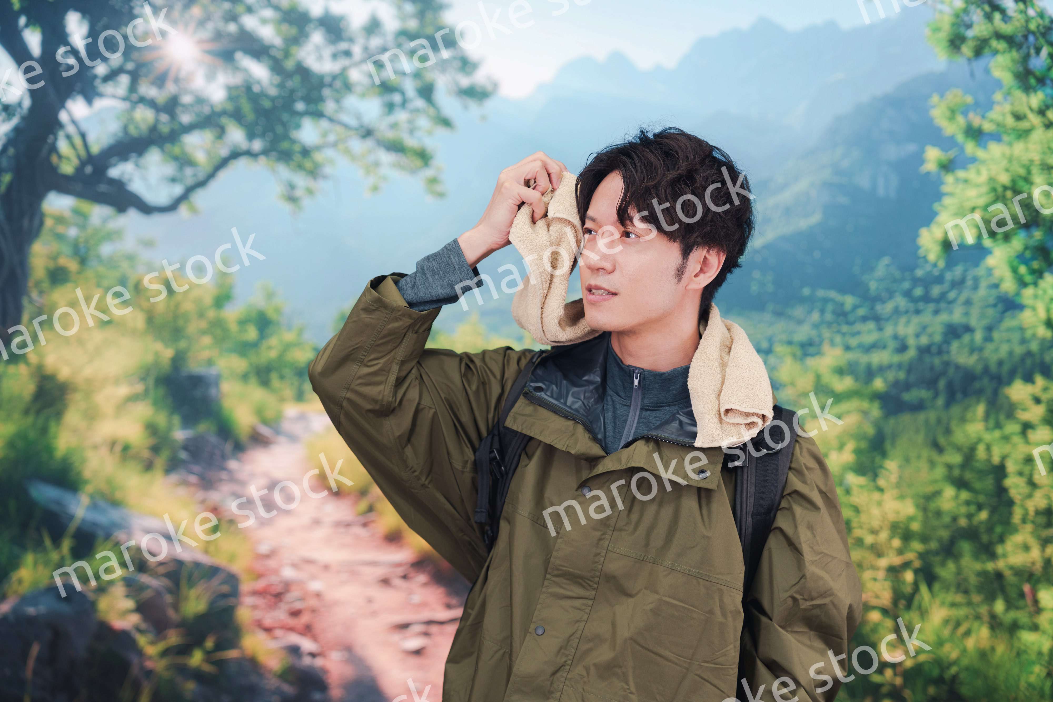 山登り・ハイキングをする若い男性