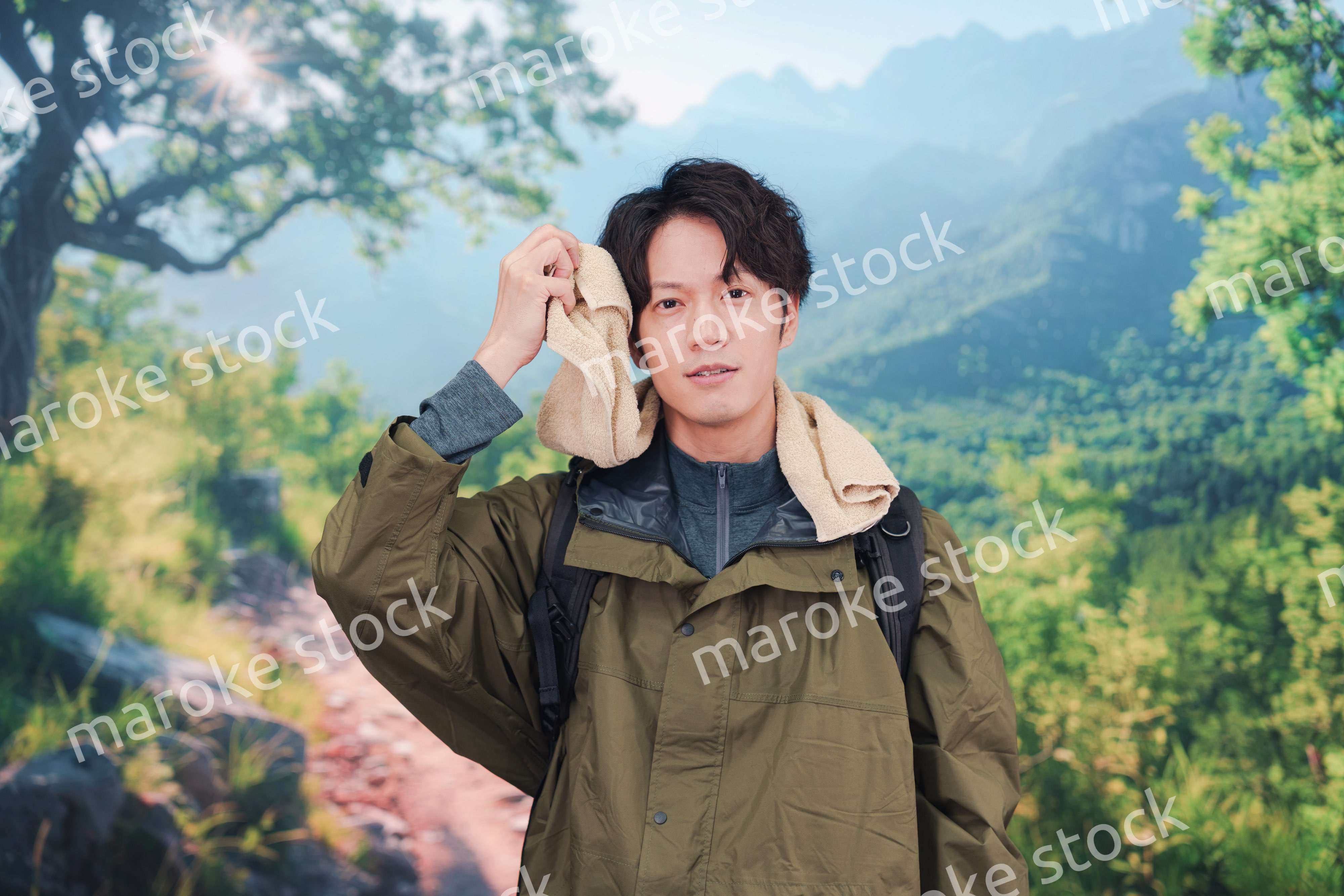 山登り・ハイキングをする若い男性