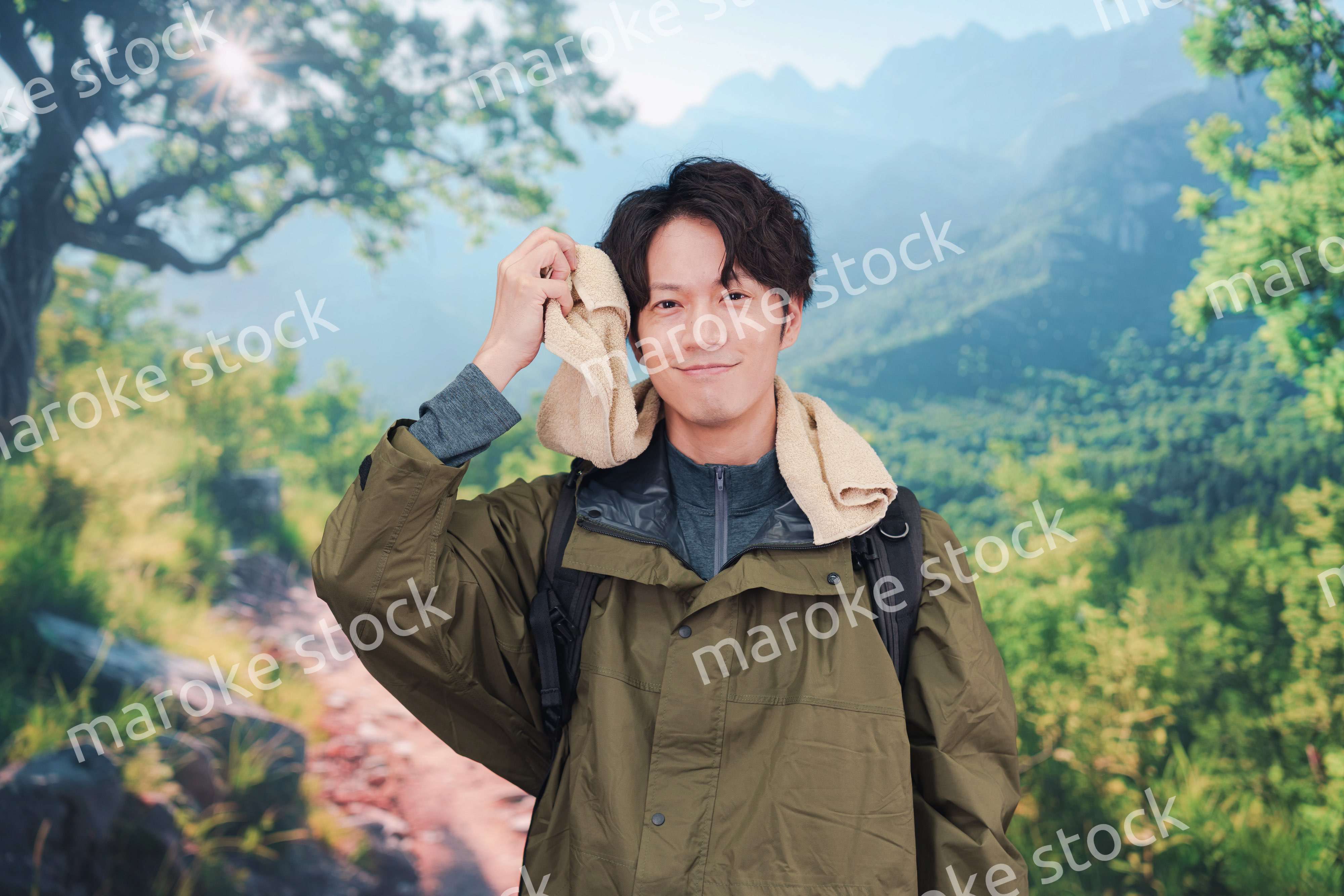 山登り・ハイキングをする若い男性