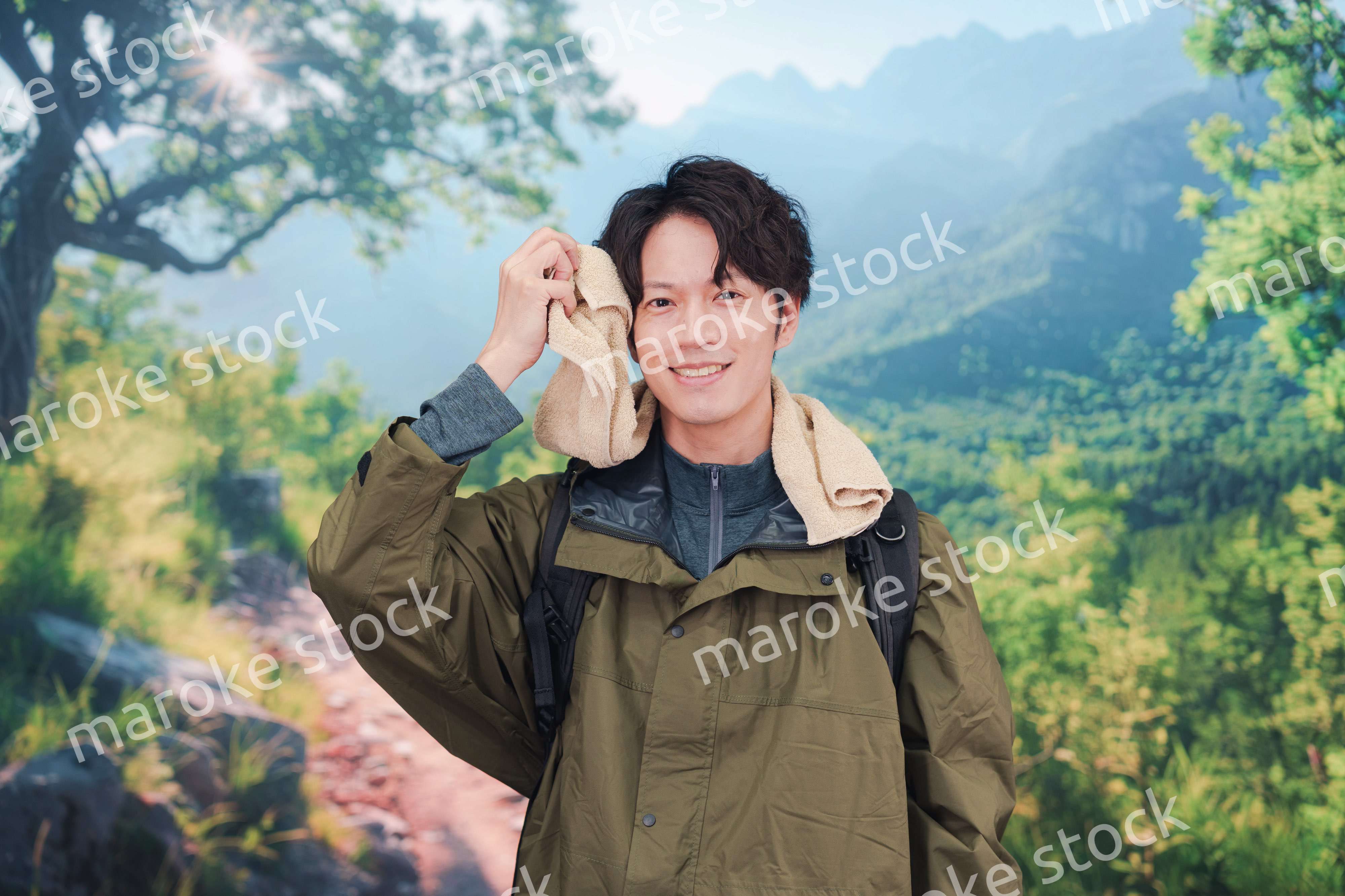 山登り・ハイキングをする若い男性