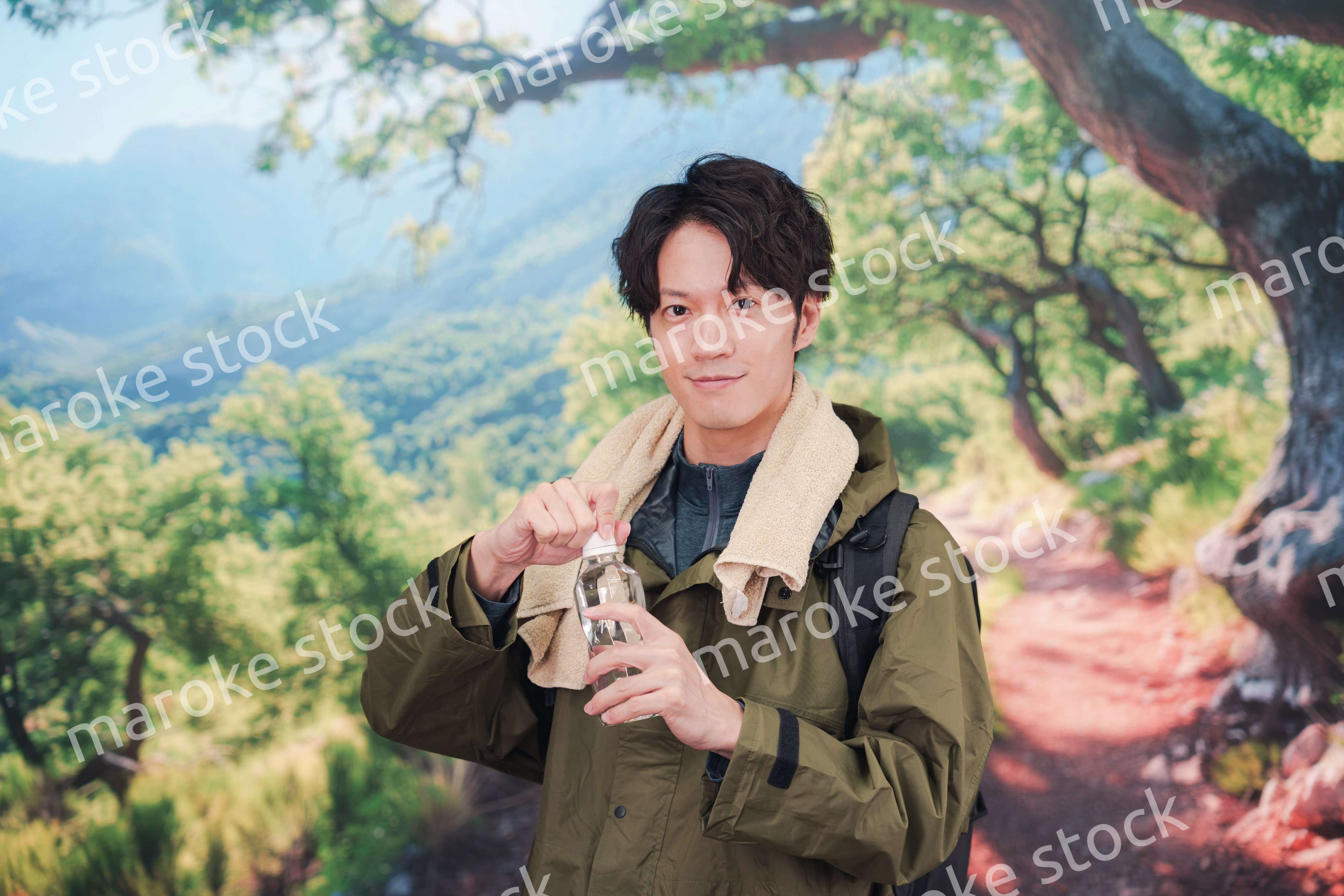 山登り・ハイキングをする若い男性