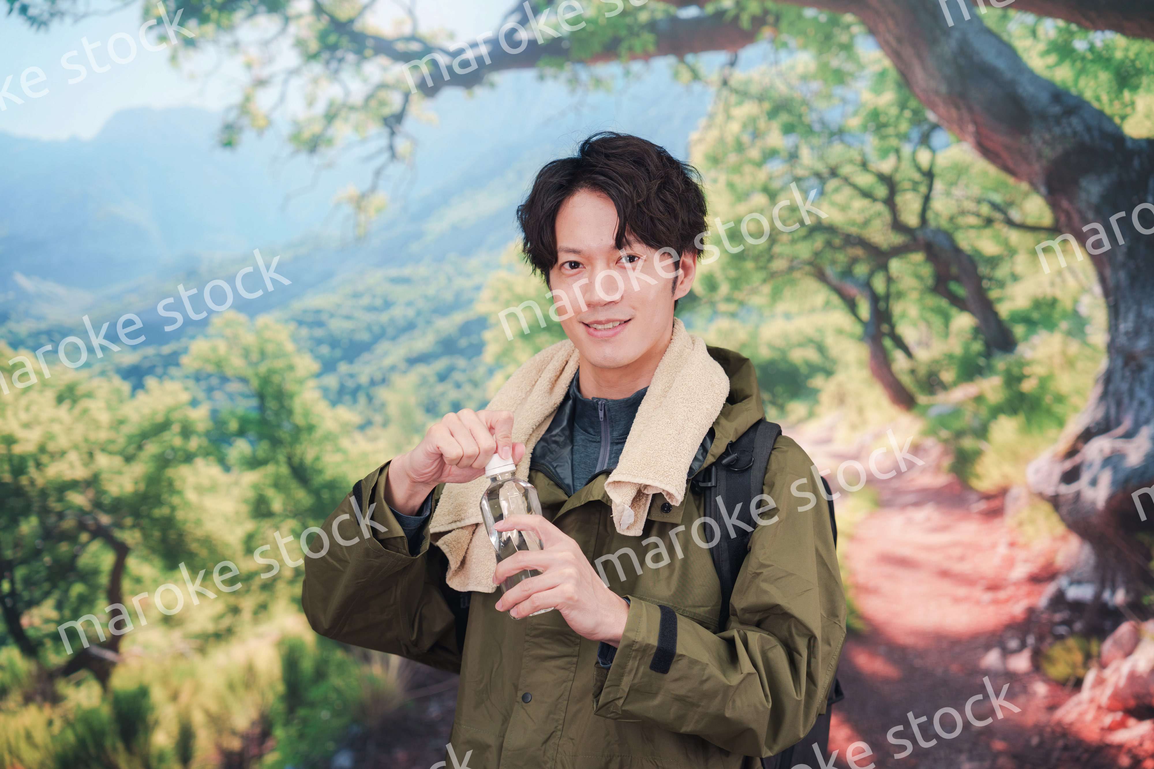 山登り・ハイキングをする若い男性