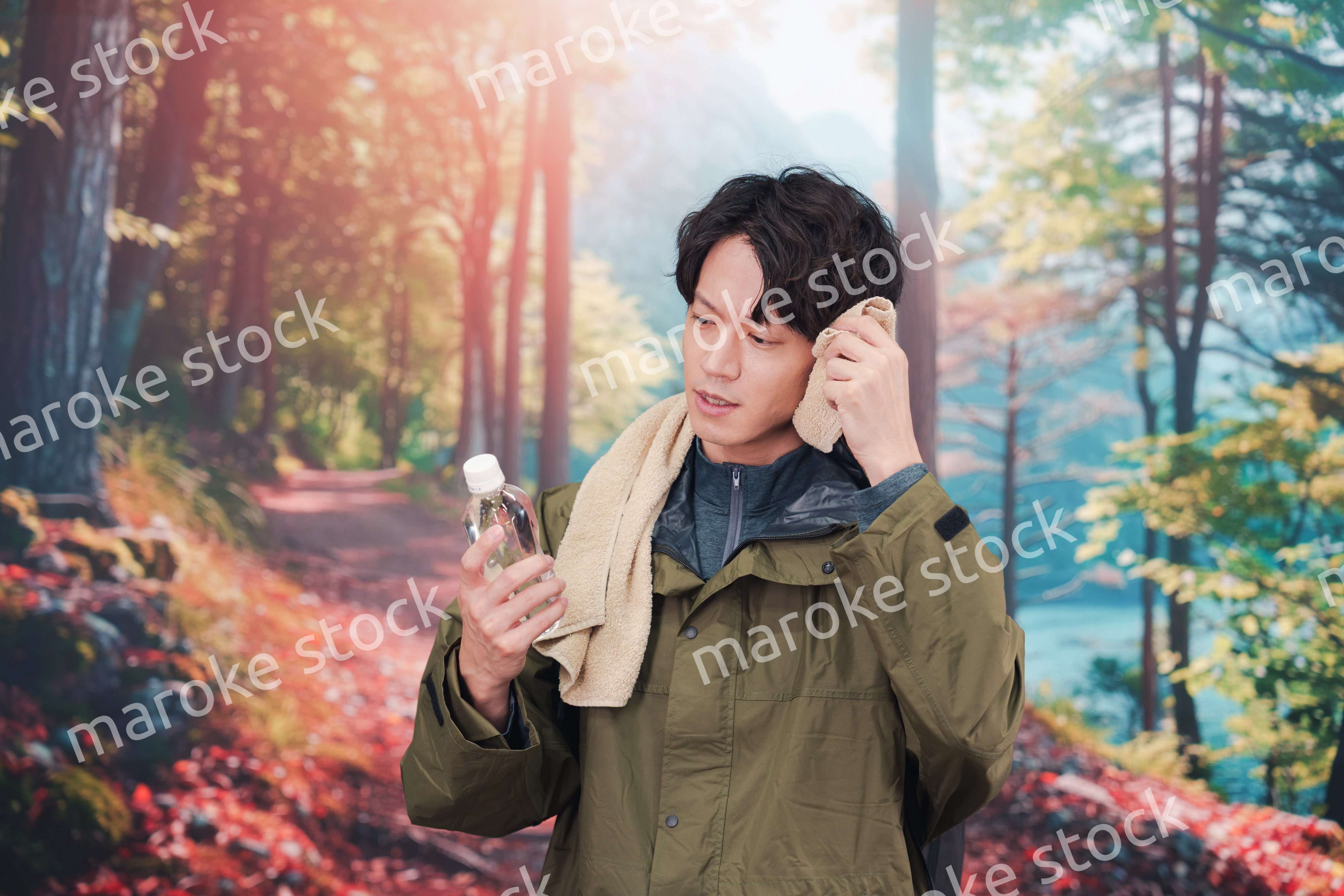 山登り・ハイキングをする若い男性