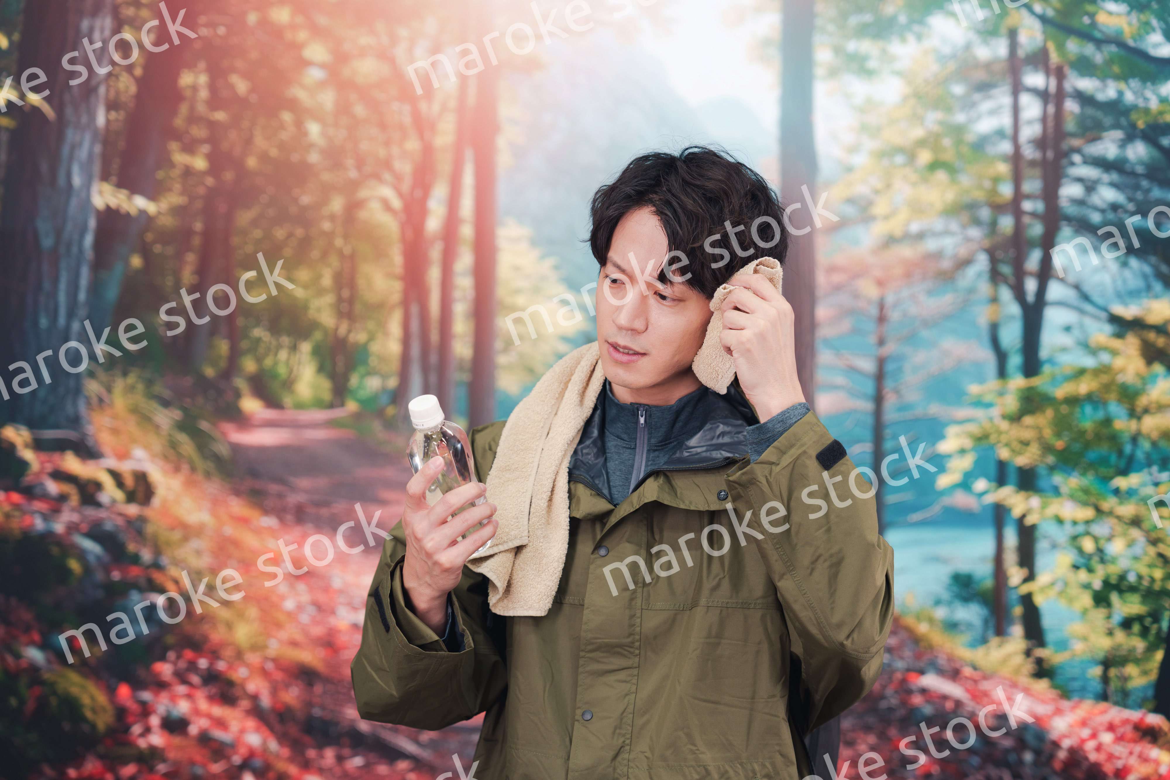 山登り・ハイキングをする若い男性