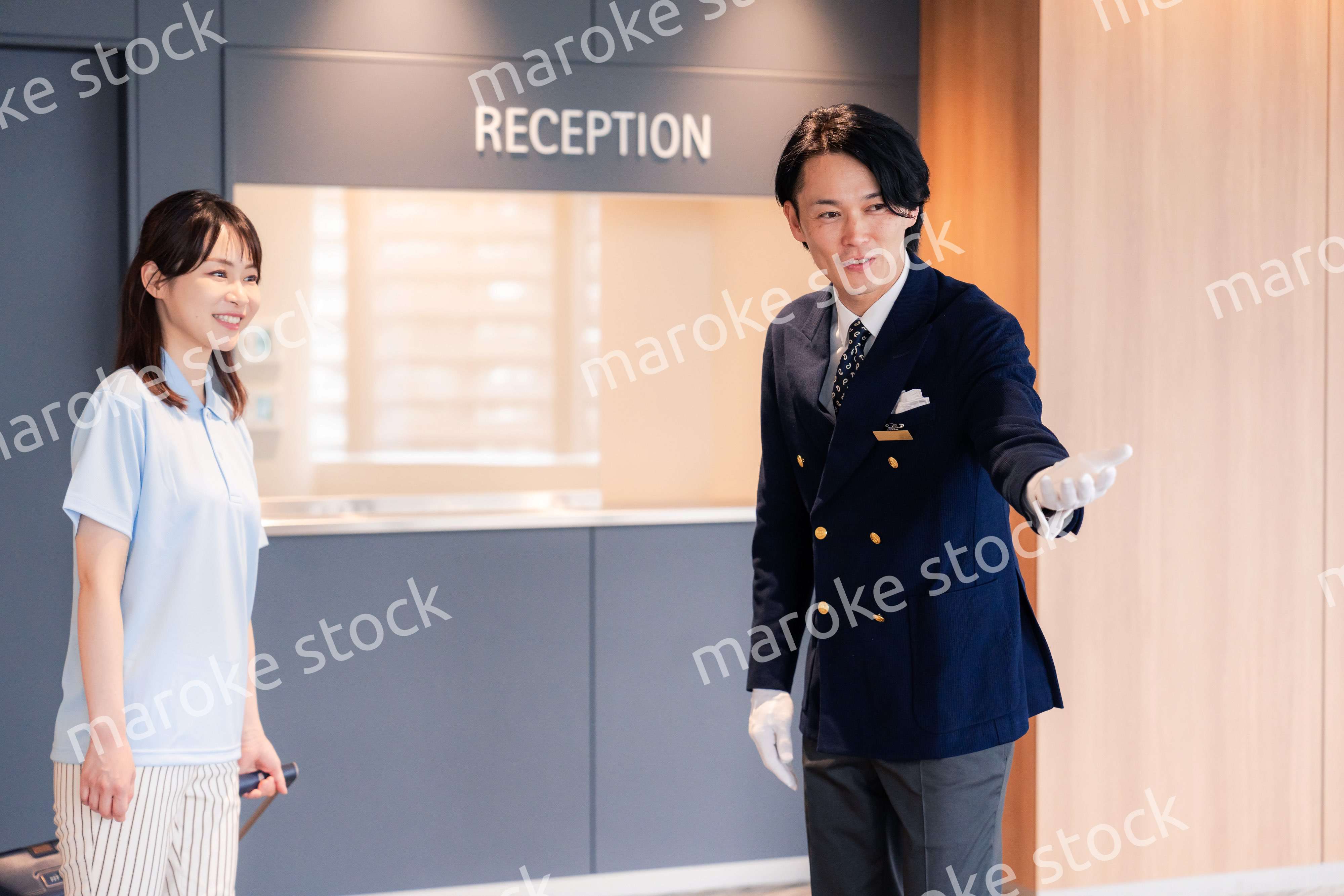 お客様の案内をするホテルマン