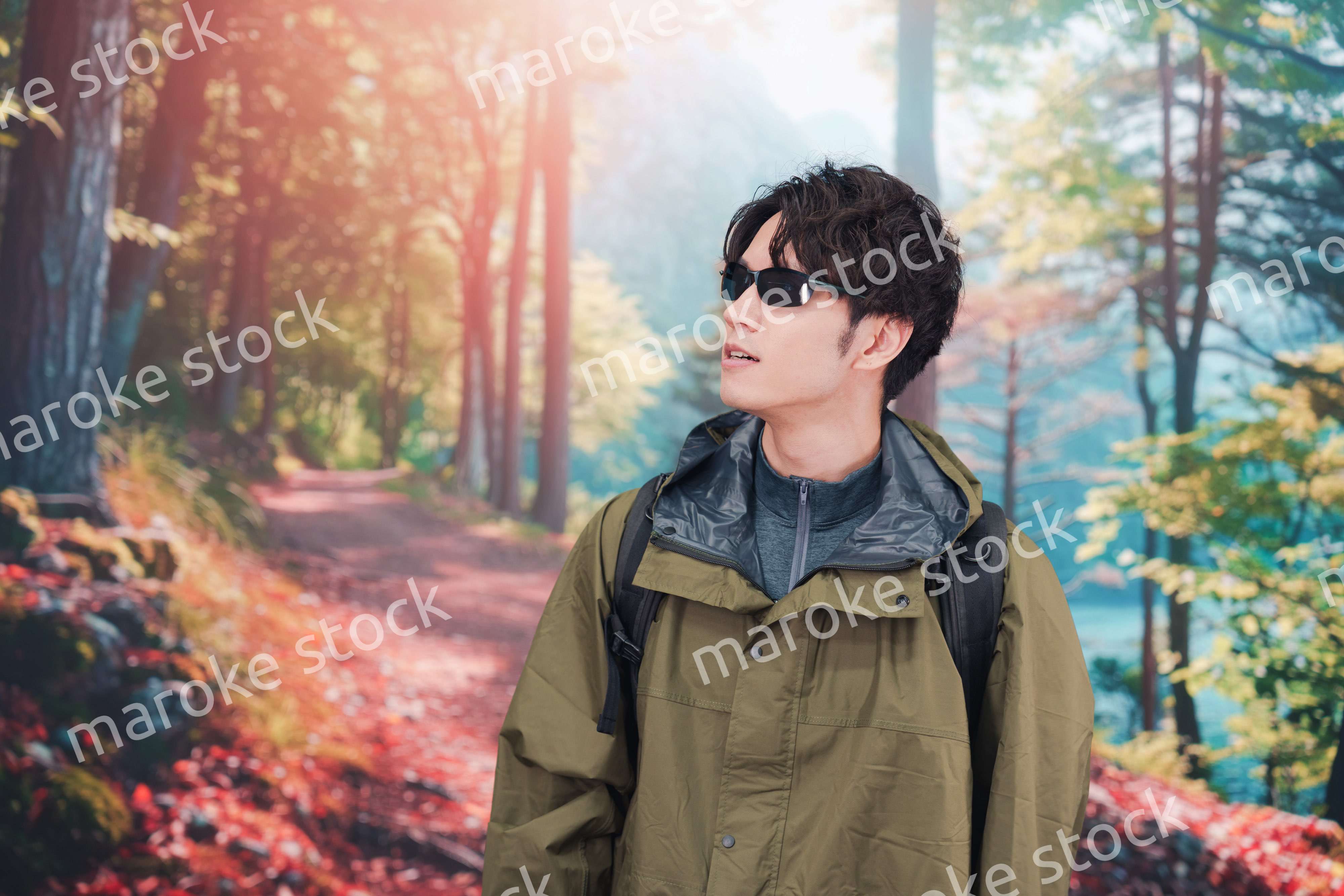 山登り・ハイキングをする若い男性