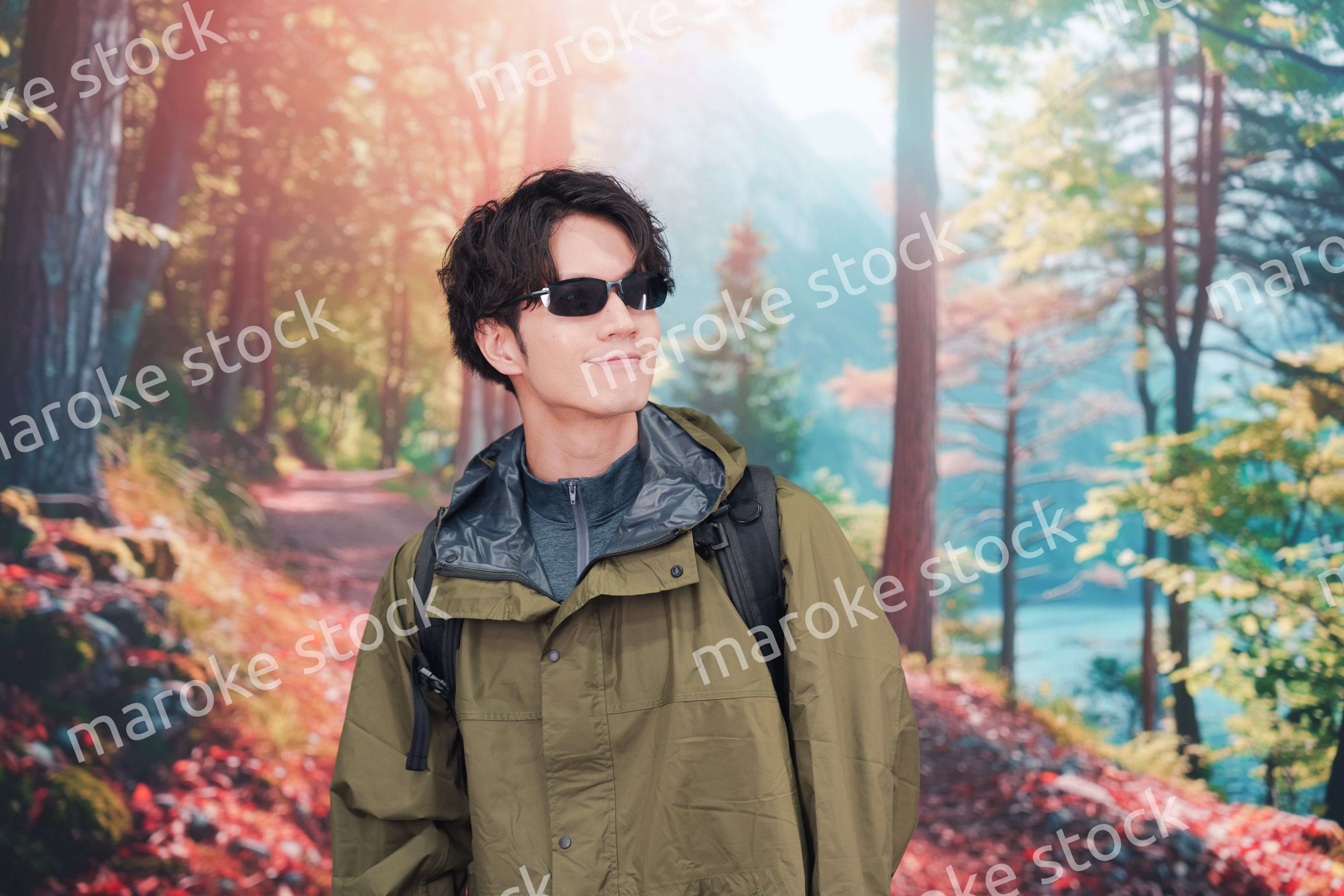 山登り・ハイキングをする若い男性