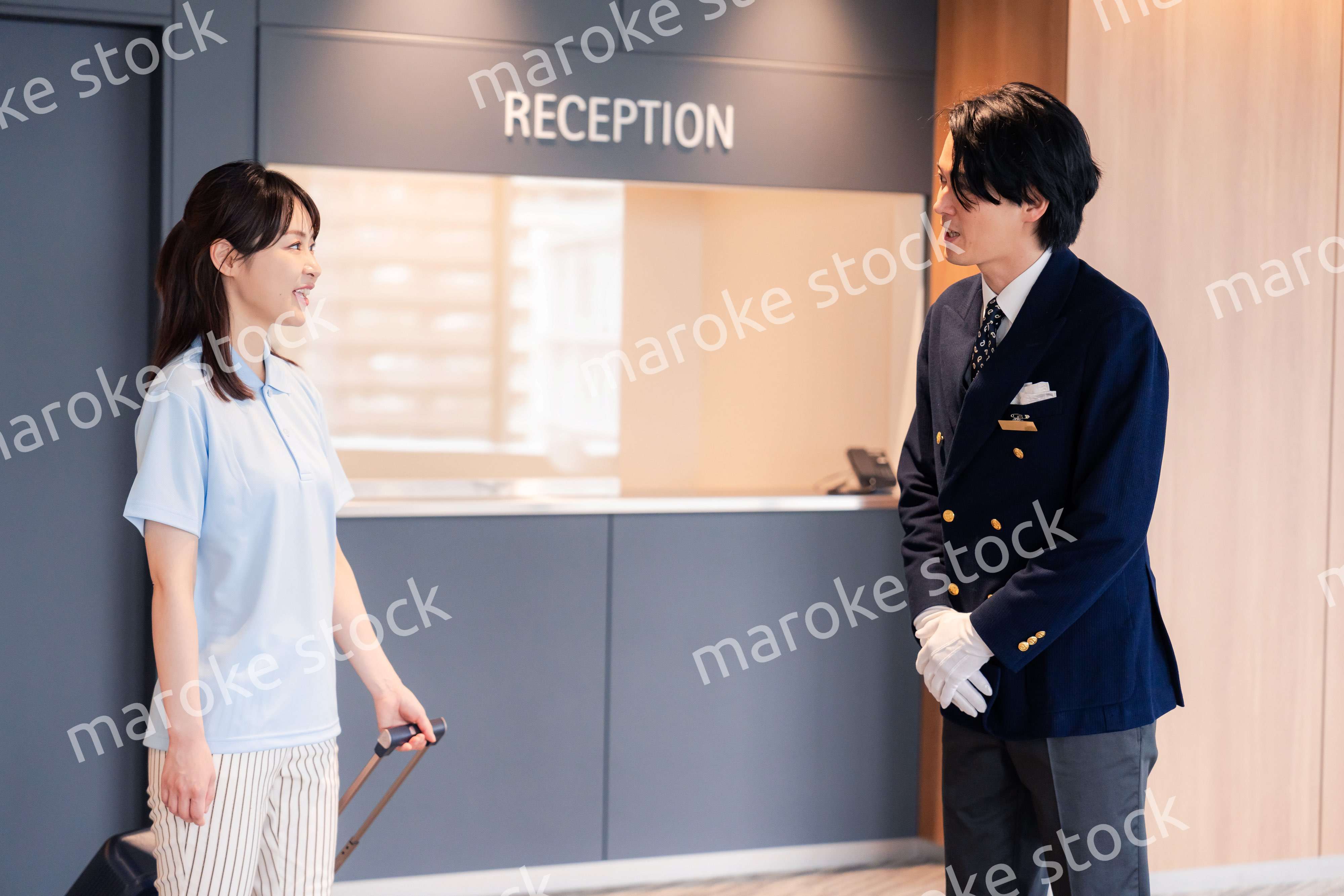 お客様の案内をするホテルマン