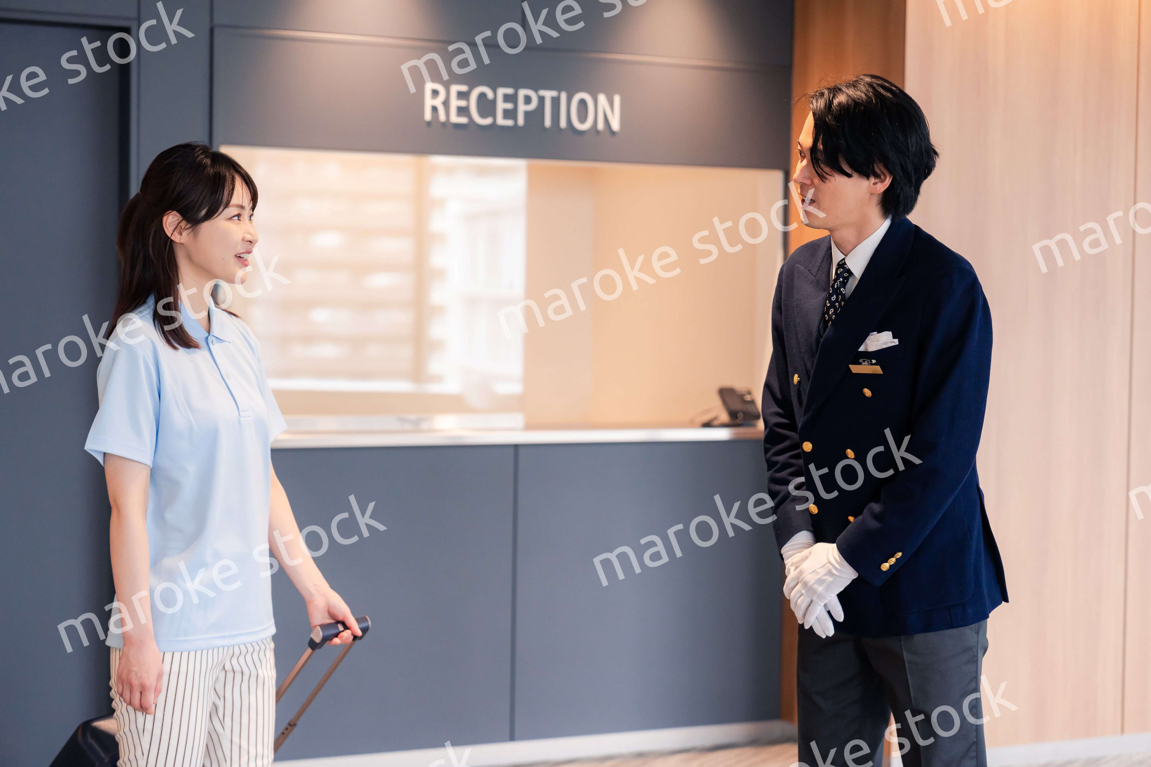 お客様の案内をするホテルマン