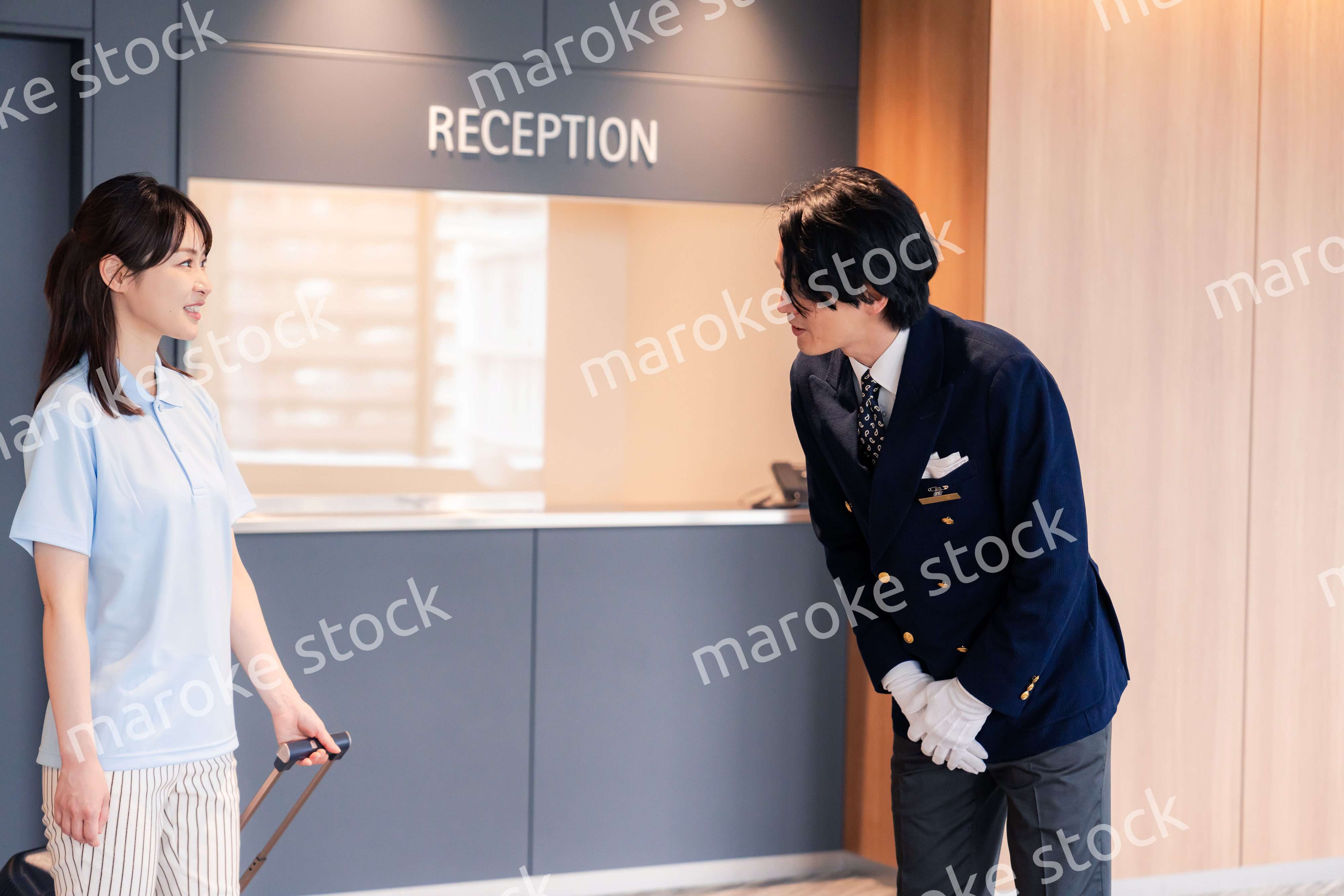 お客様の案内をするホテルマン