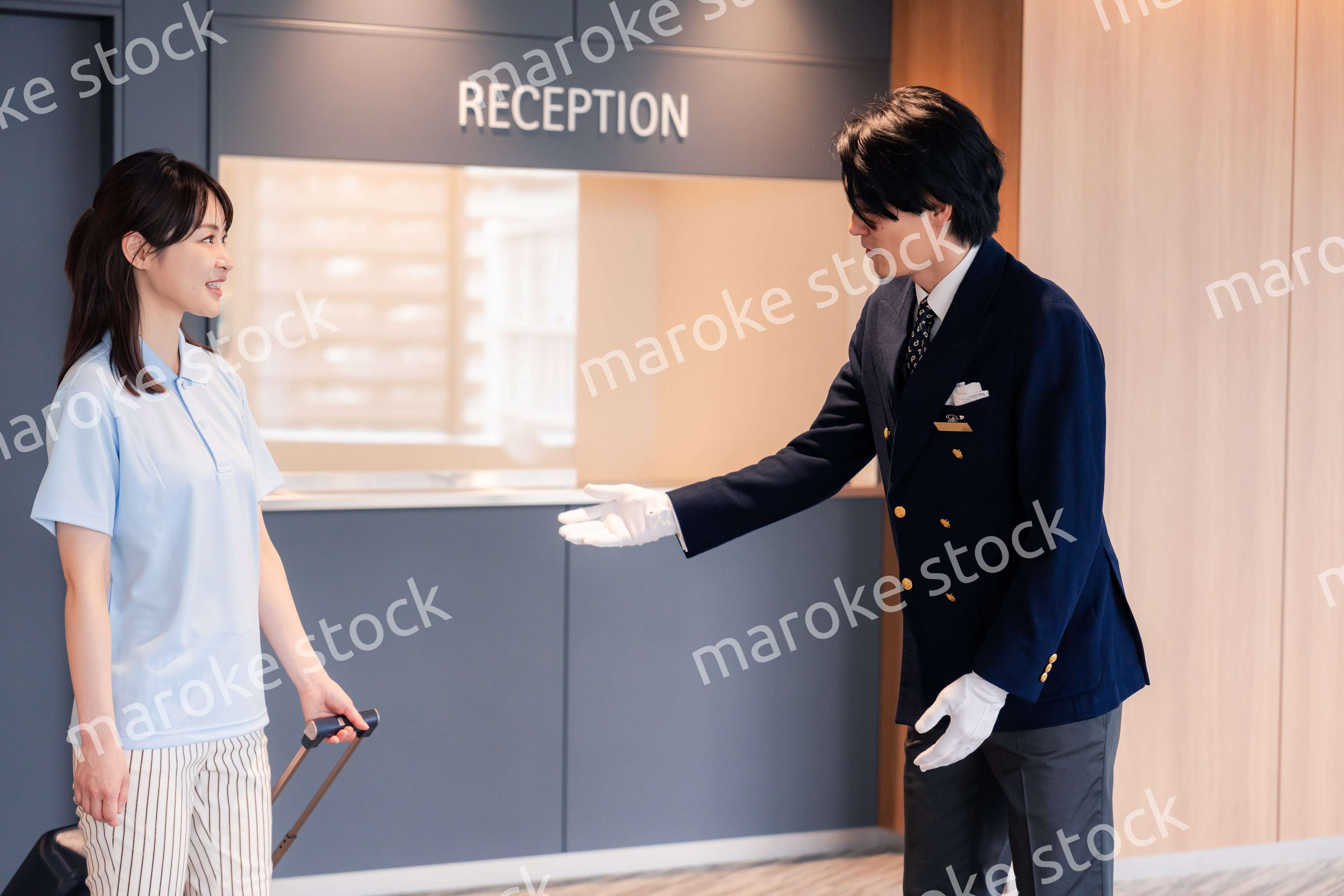 お客様の案内をするホテルマン