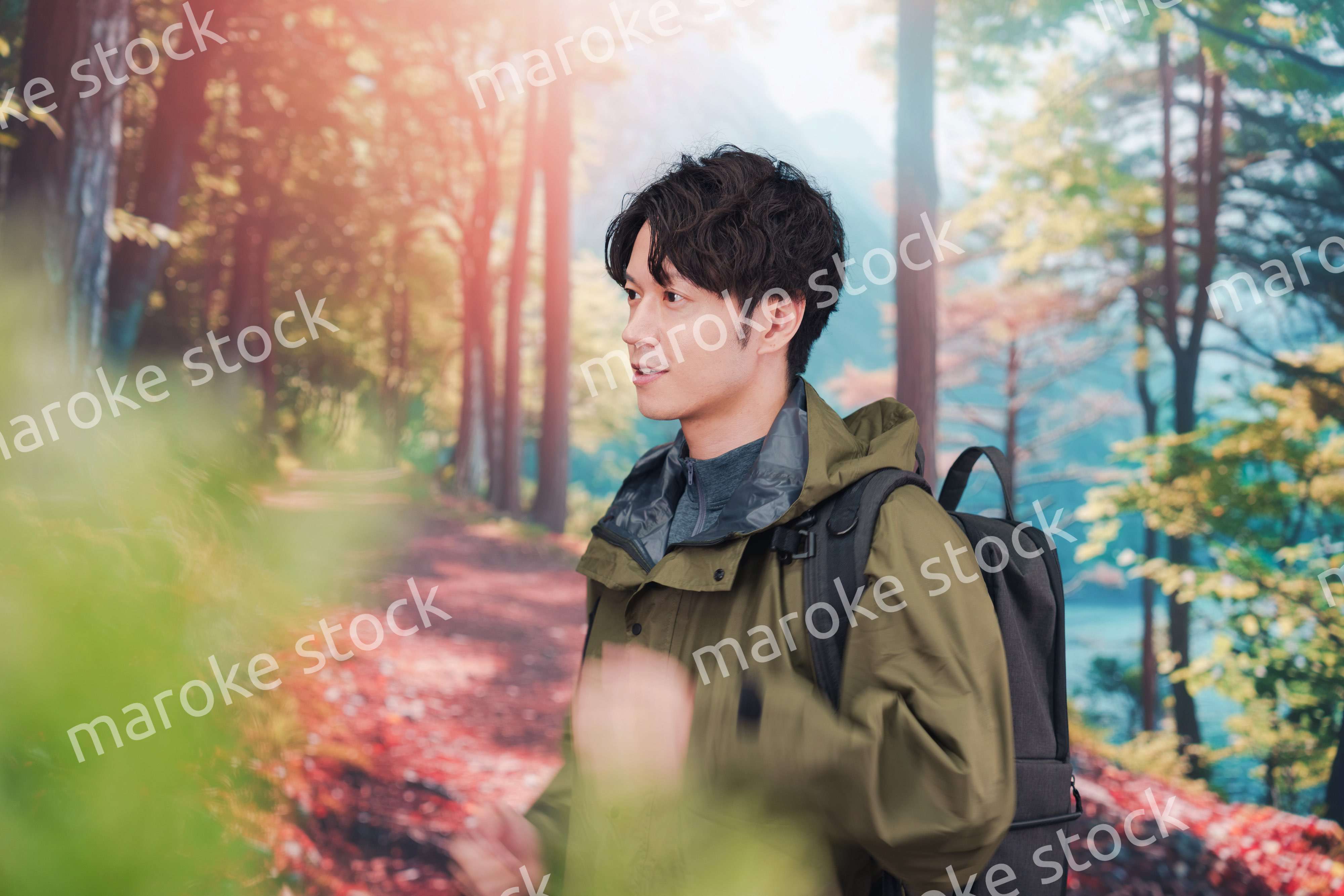 山登り・ハイキングをする若い男性