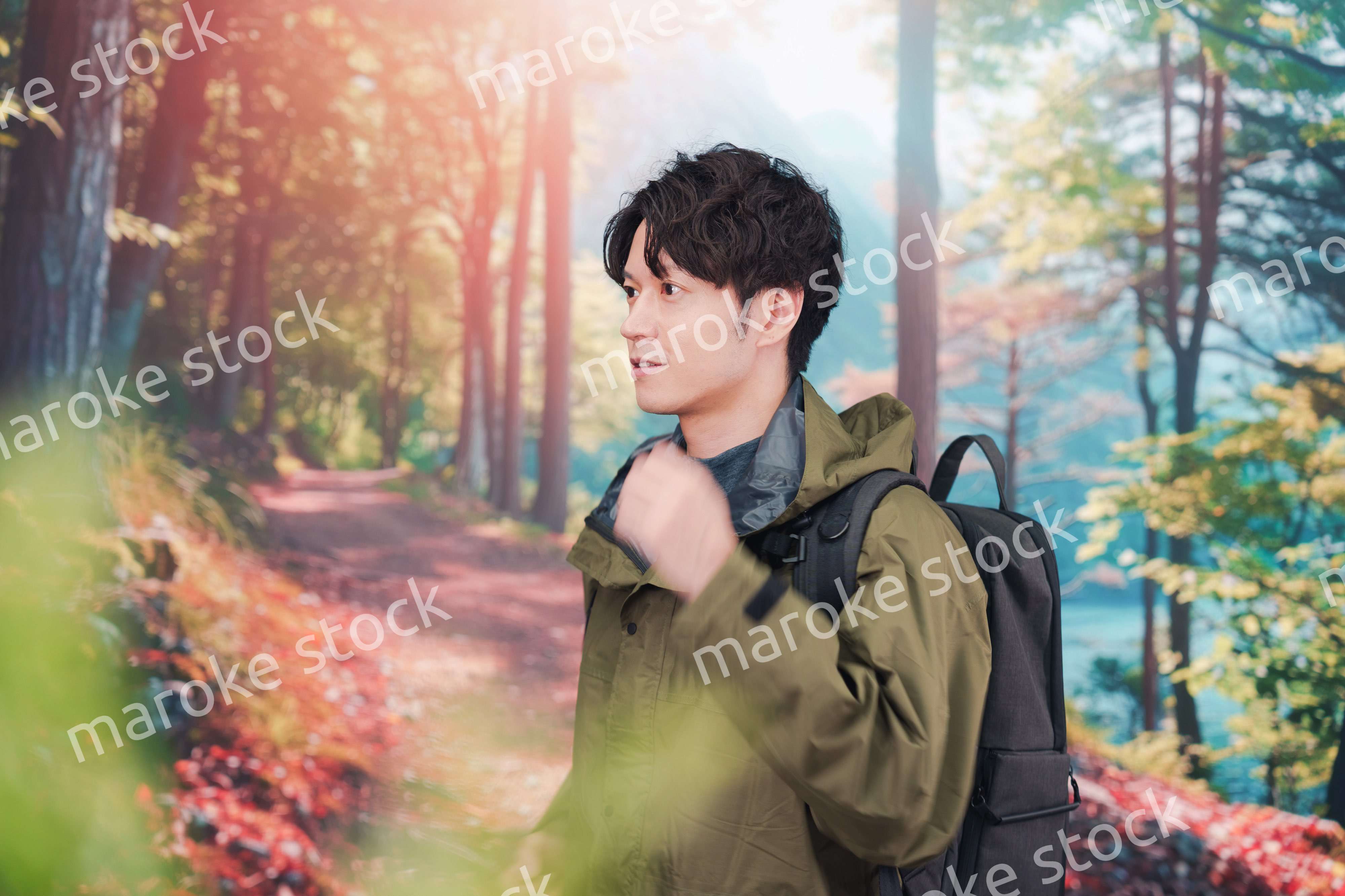 山登り・ハイキングをする若い男性