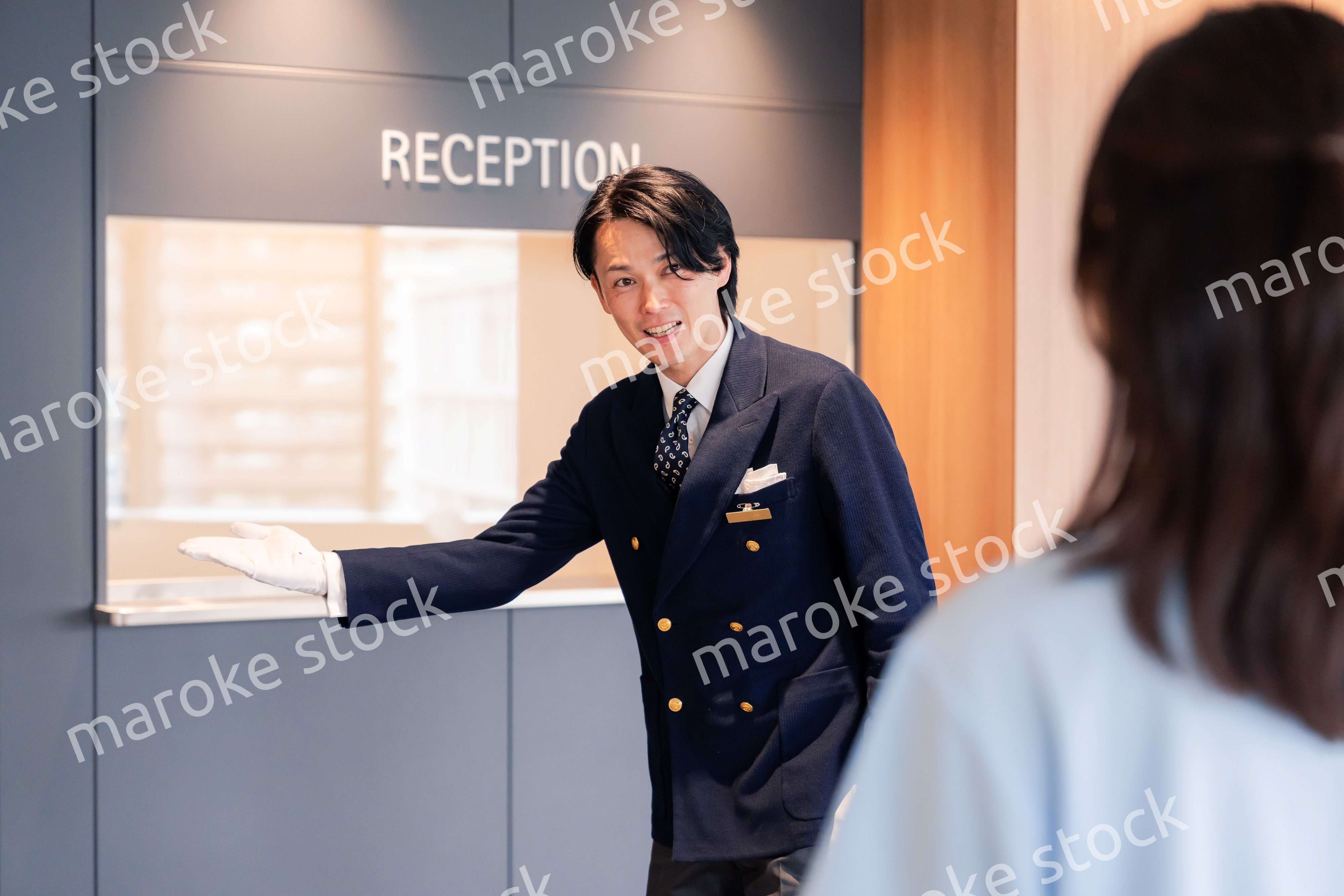 お客様の案内をするホテルマン
