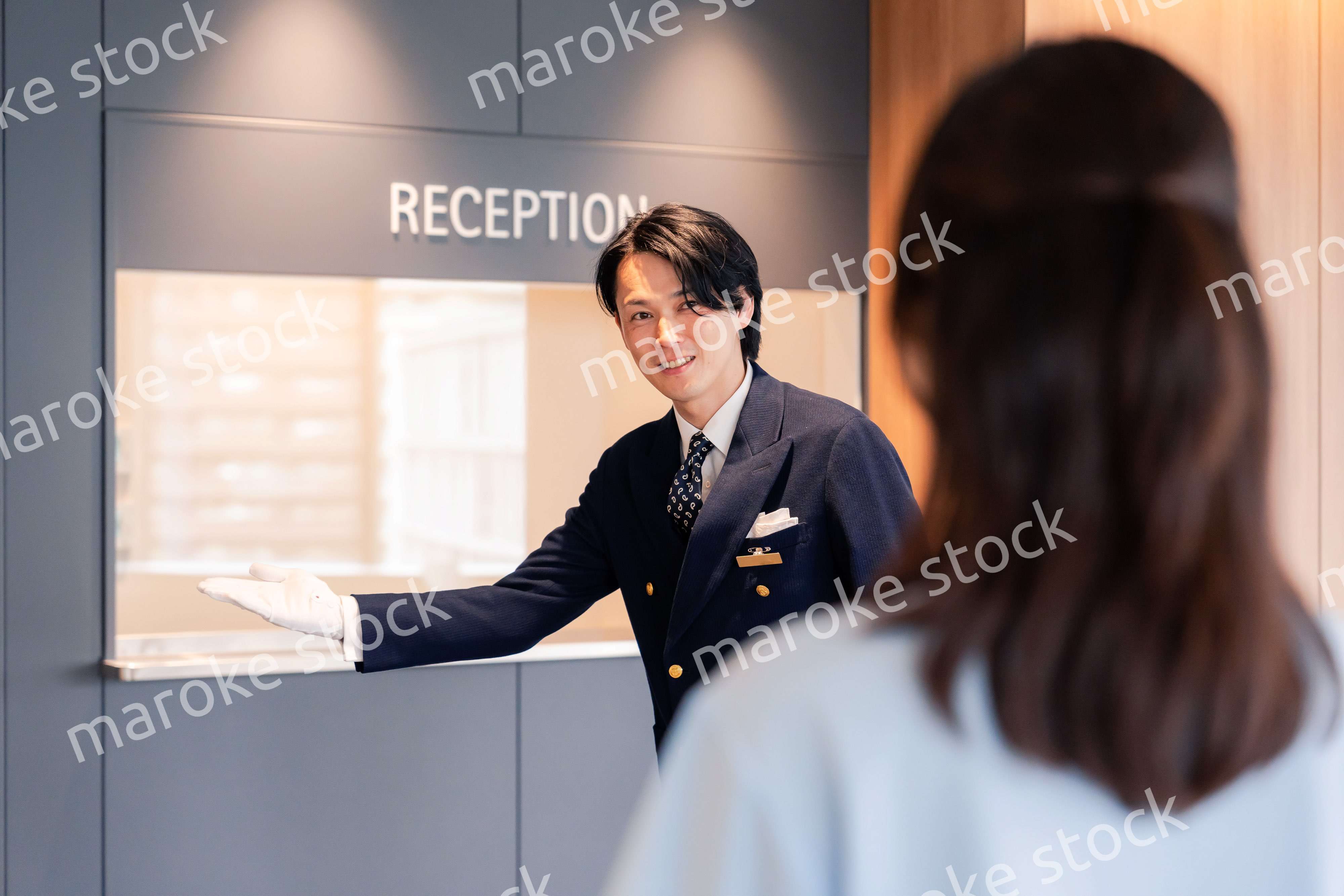 お客様の案内をするホテルマン