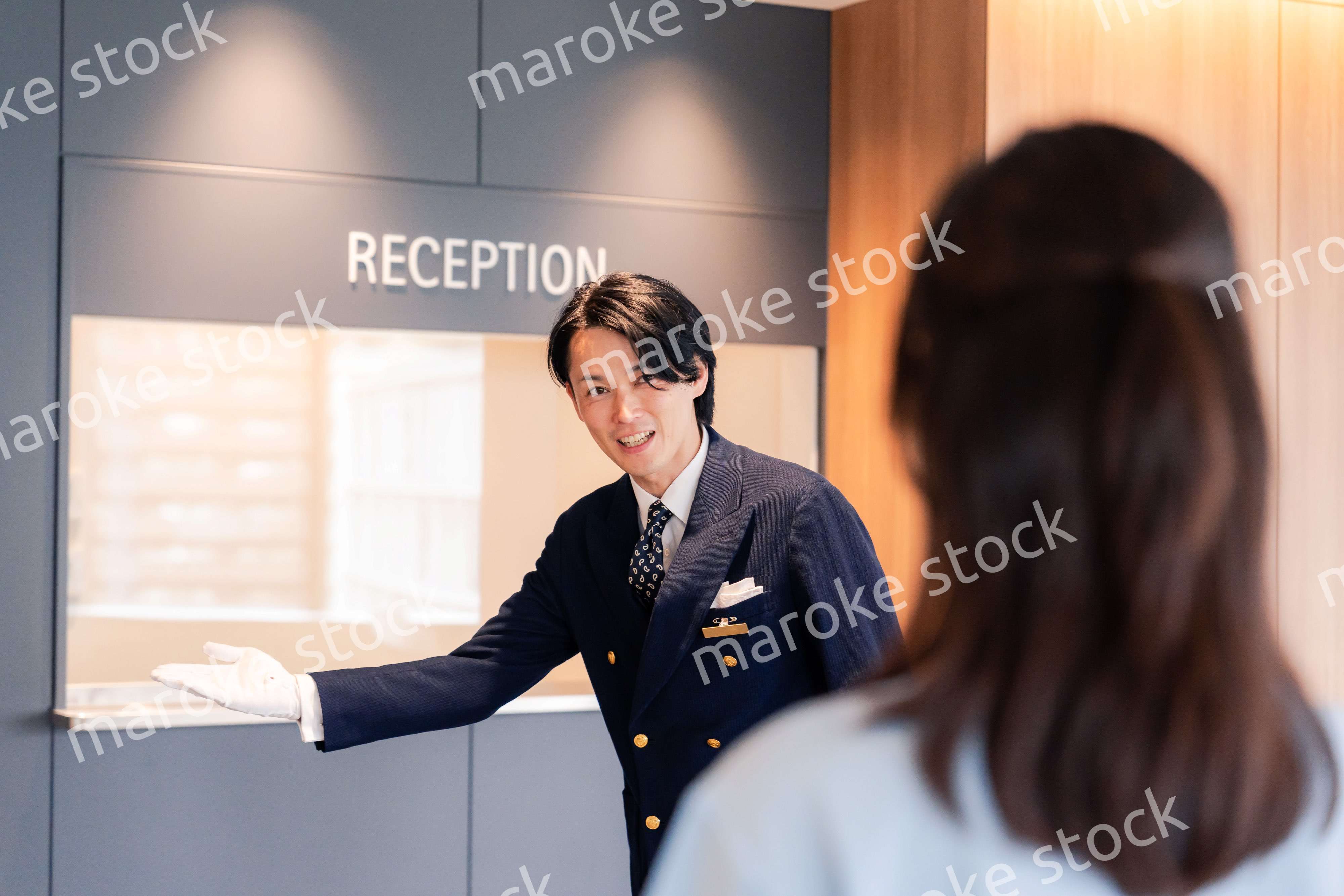 お客様の案内をするホテルマン