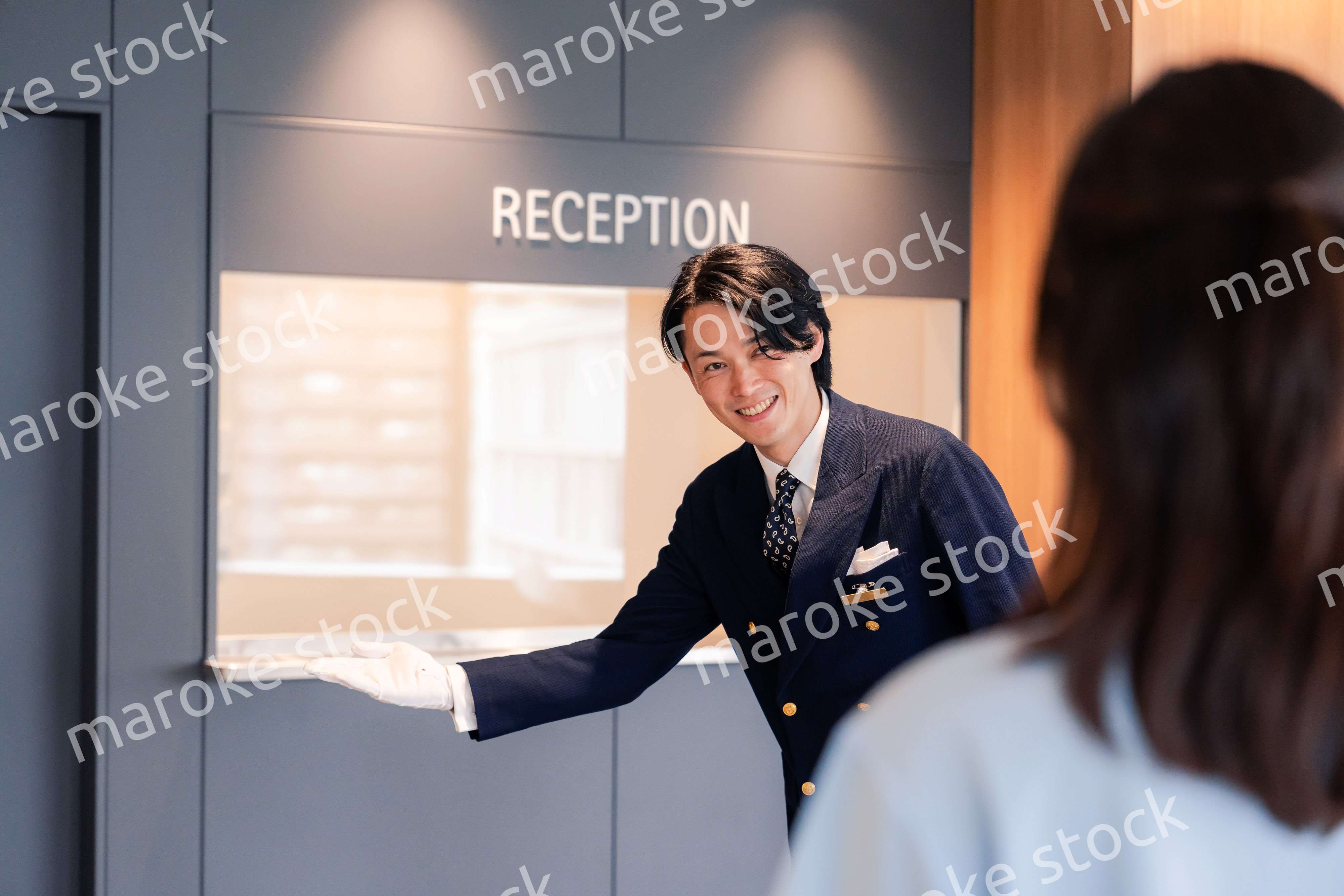 お客様の案内をするホテルマン