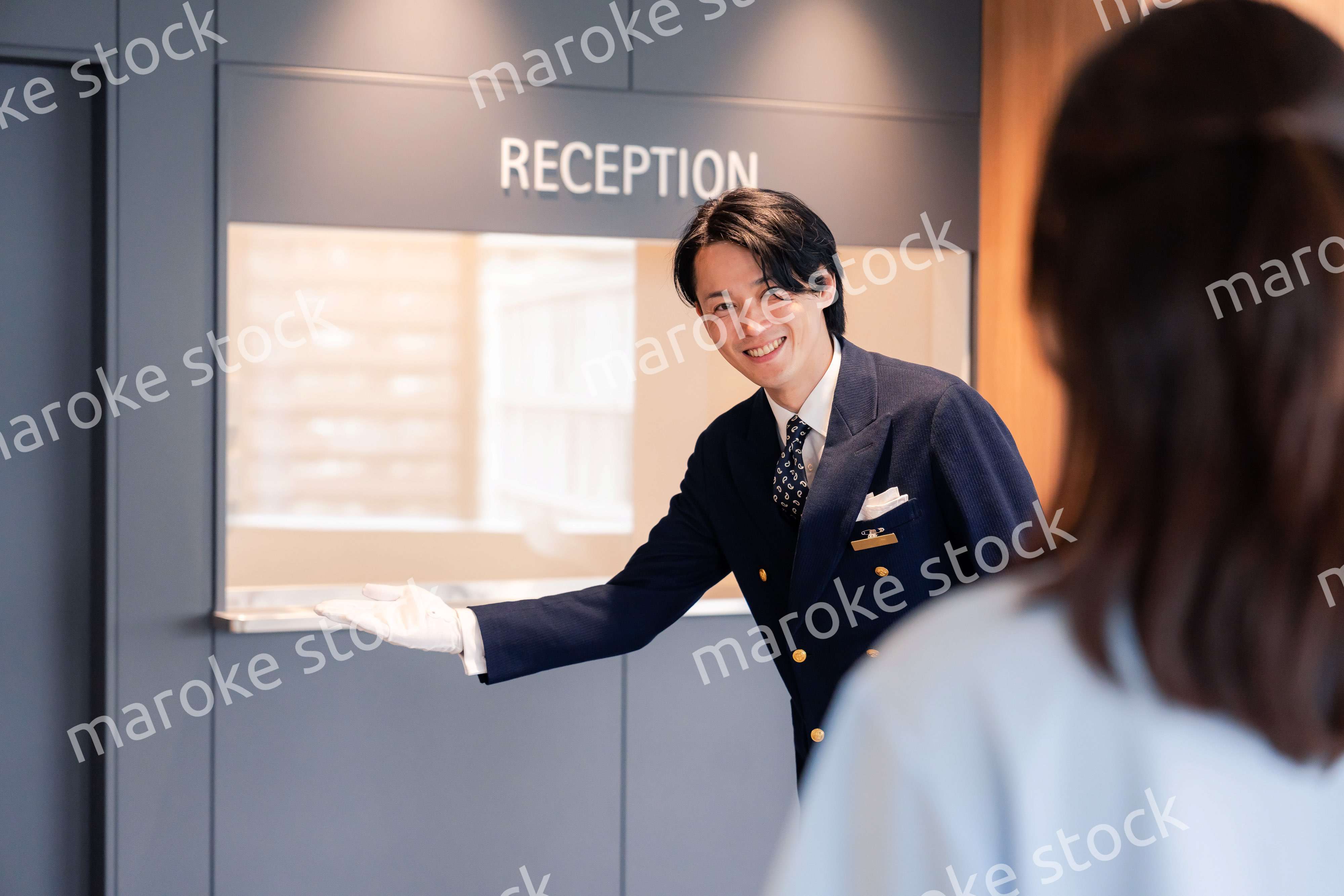 お客様の案内をするホテルマン