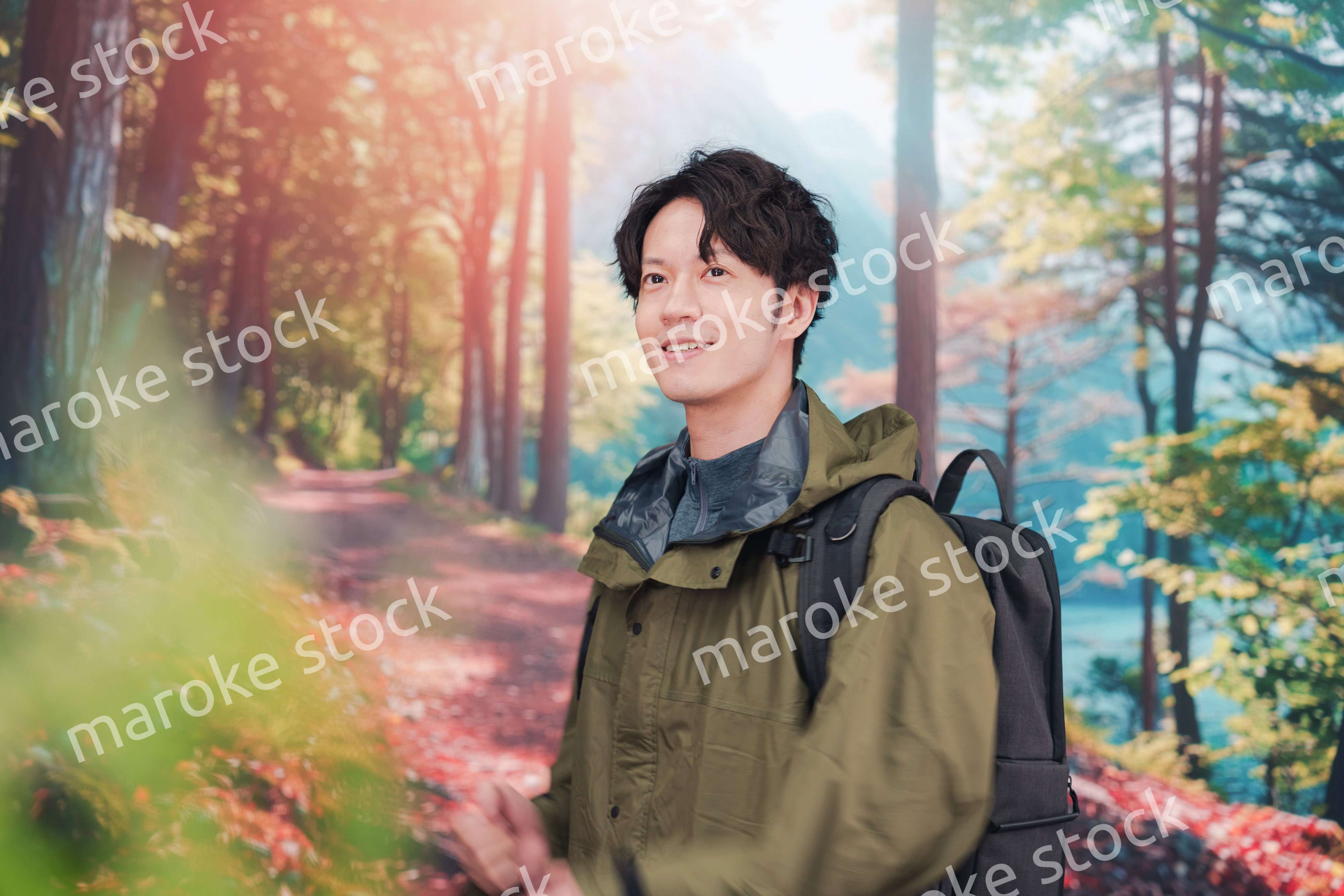 山登り・ハイキングをする若い男性