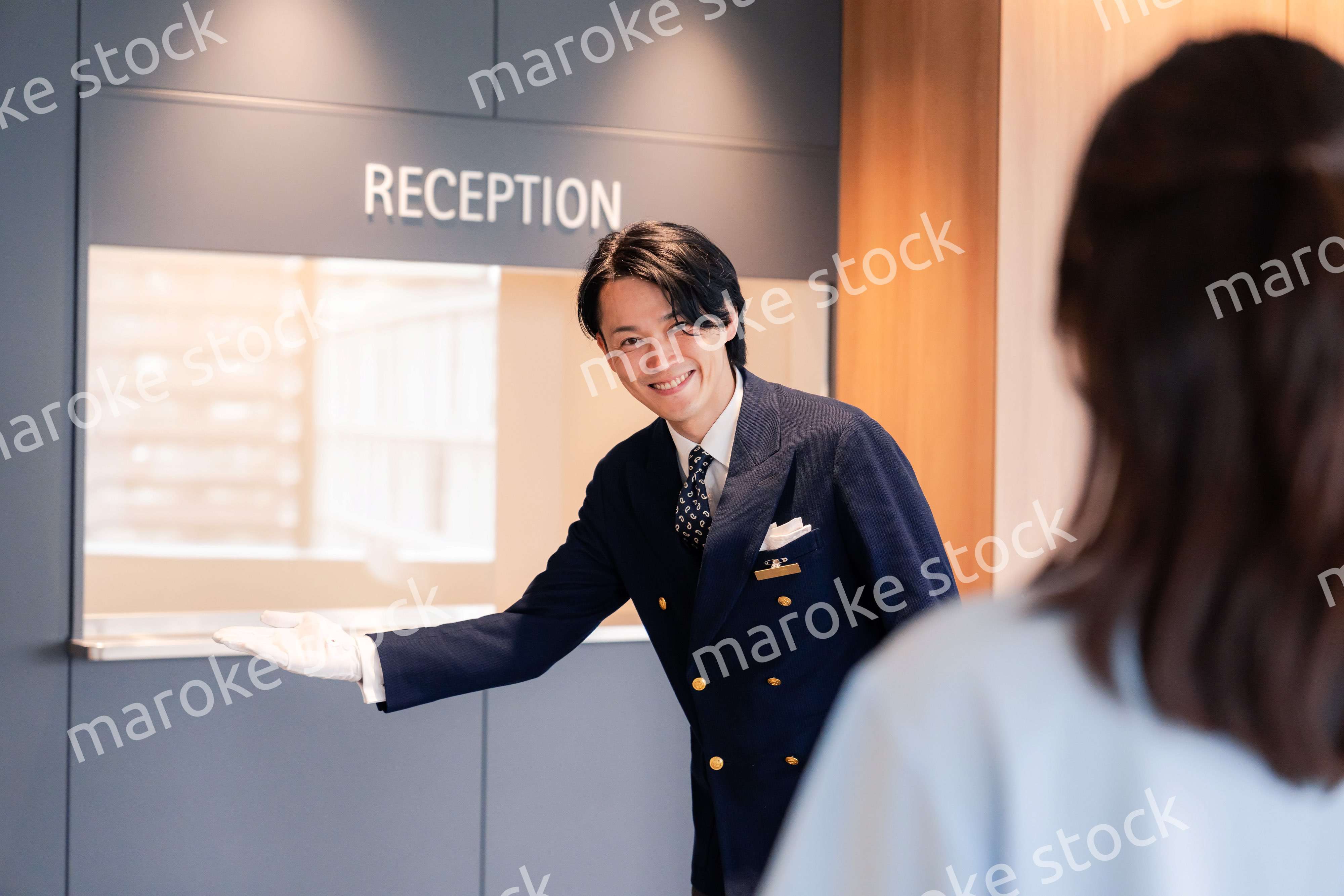 お客様の案内をするホテルマン