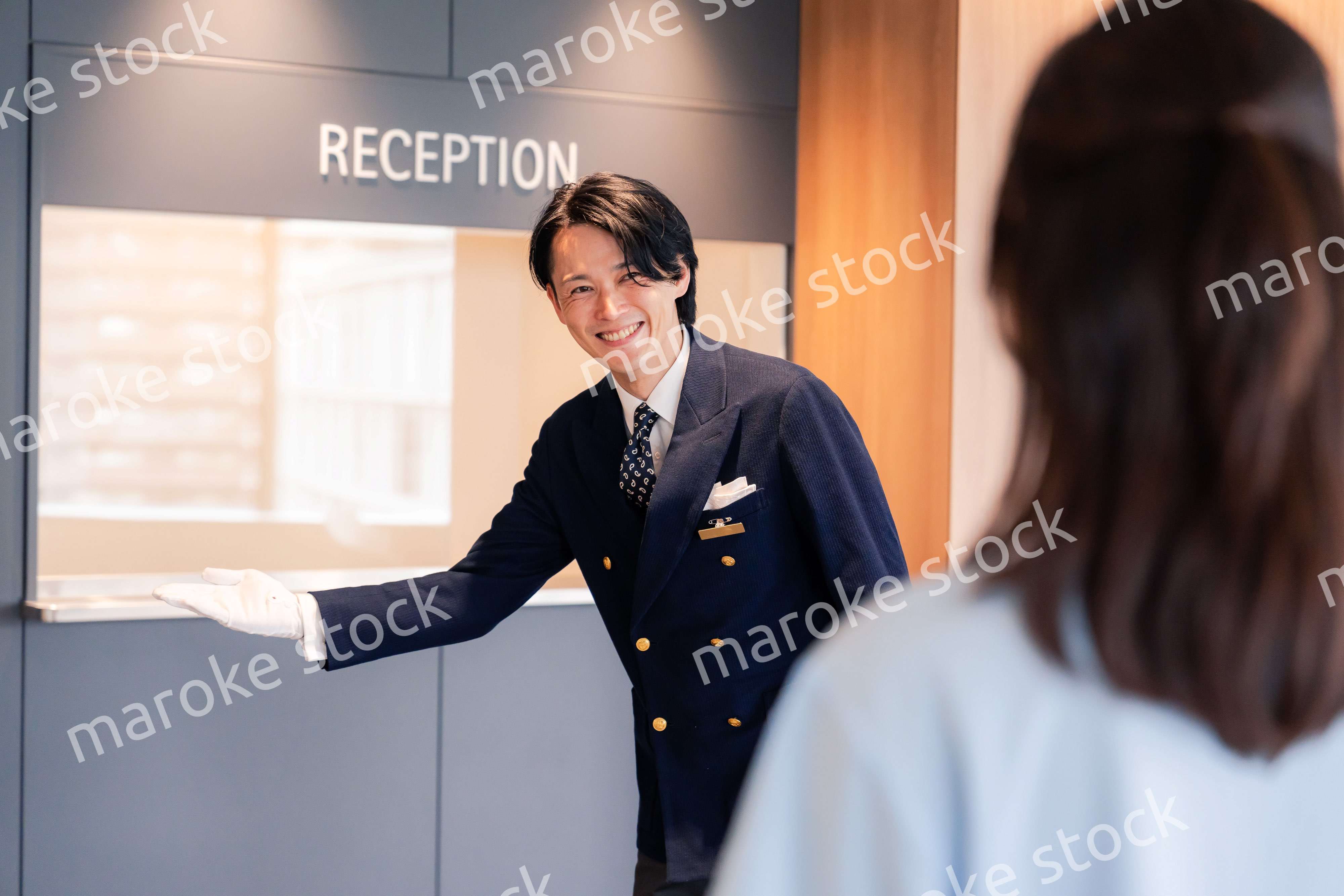 お客様の案内をするホテルマン