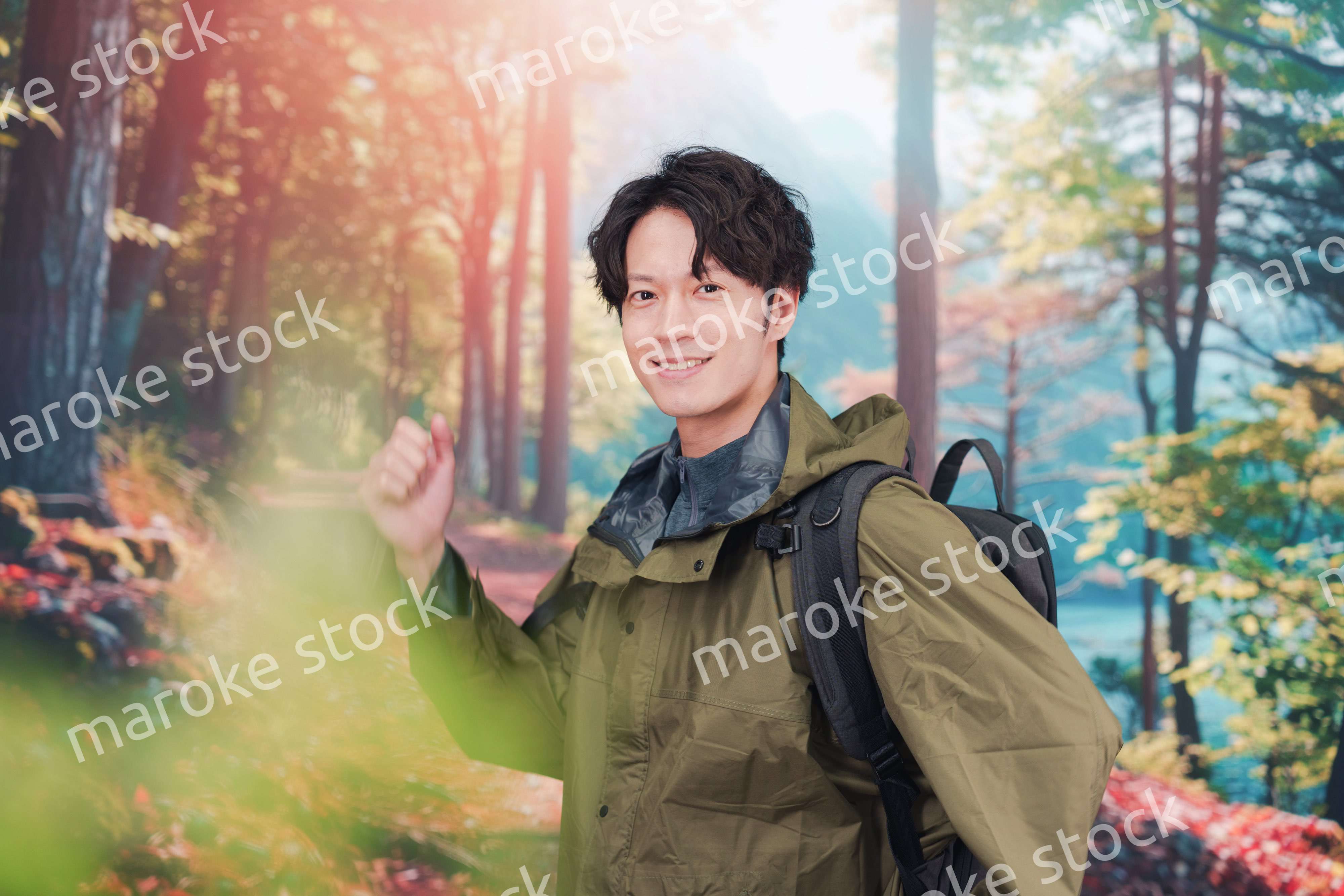 山登り・ハイキングをする若い男性