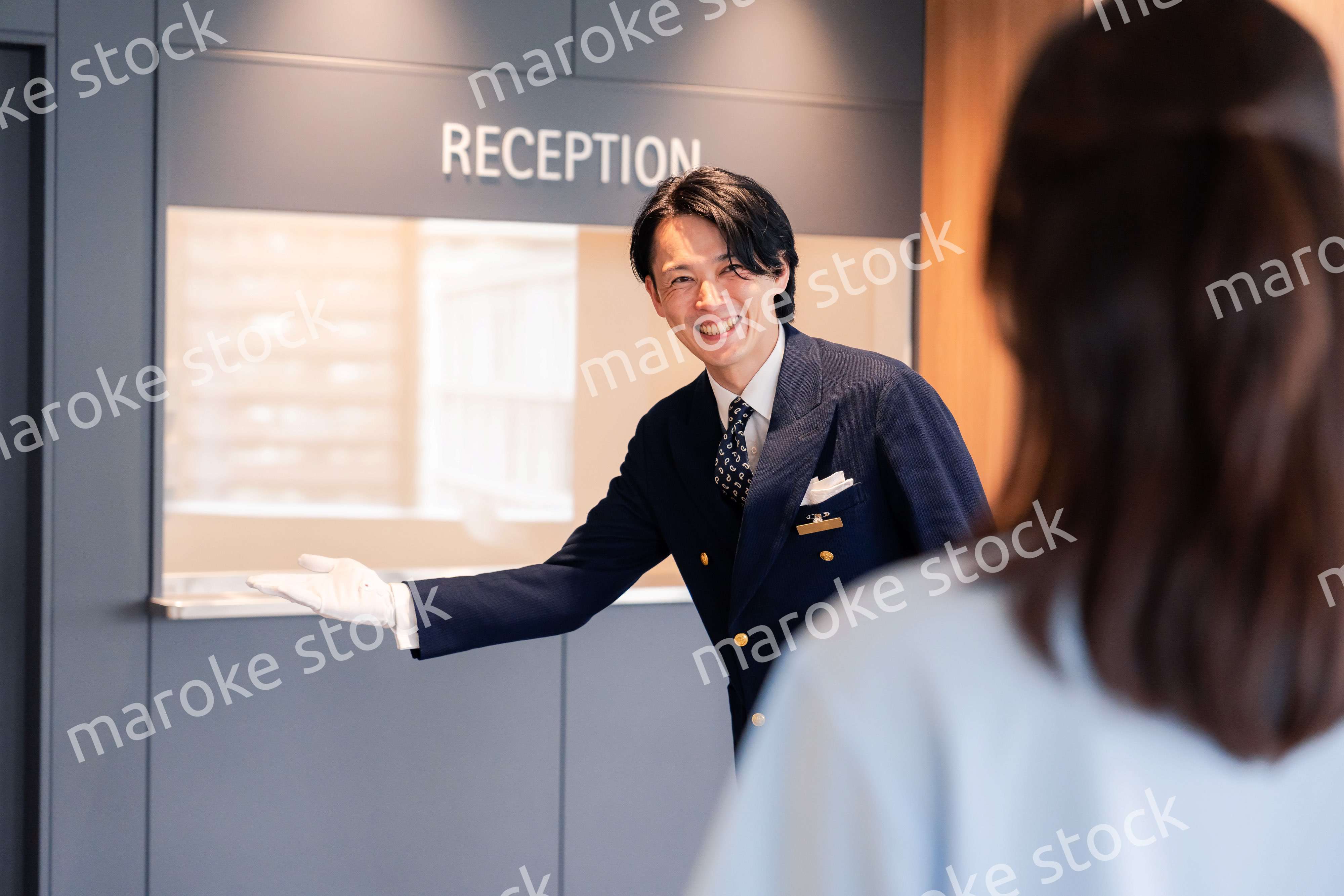 お客様の案内をするホテルマン
