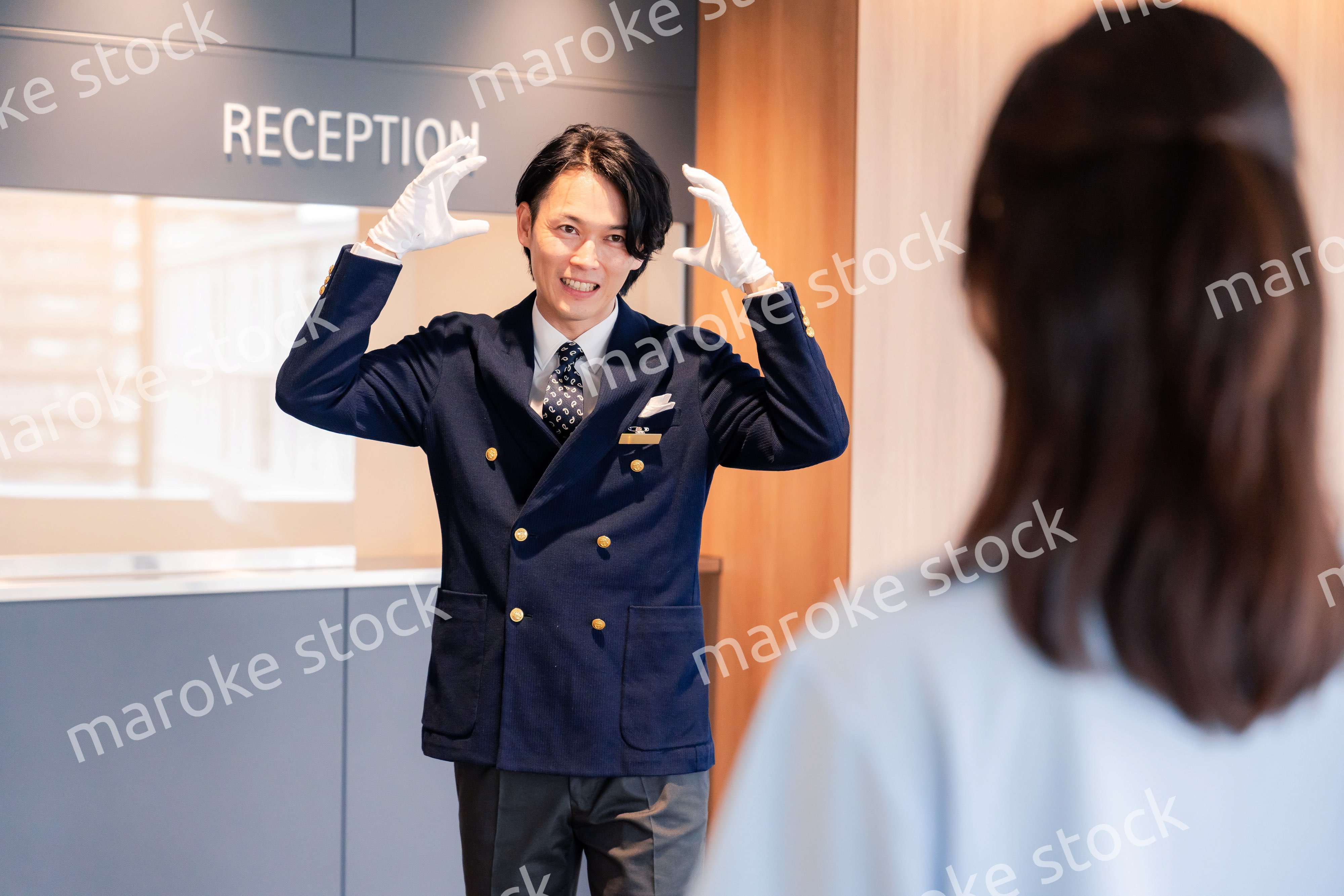 お客様にお詫びをするホテルスタッフ