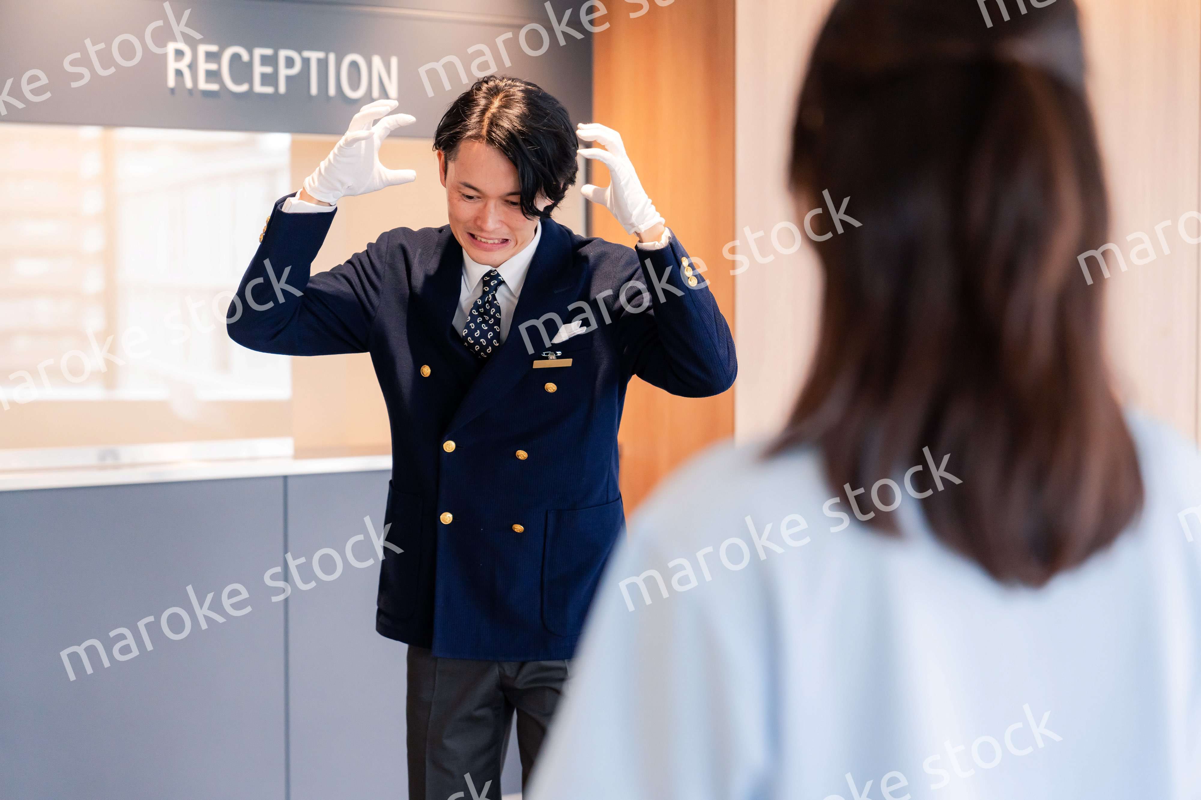 お客様にお詫びをするホテルスタッフ