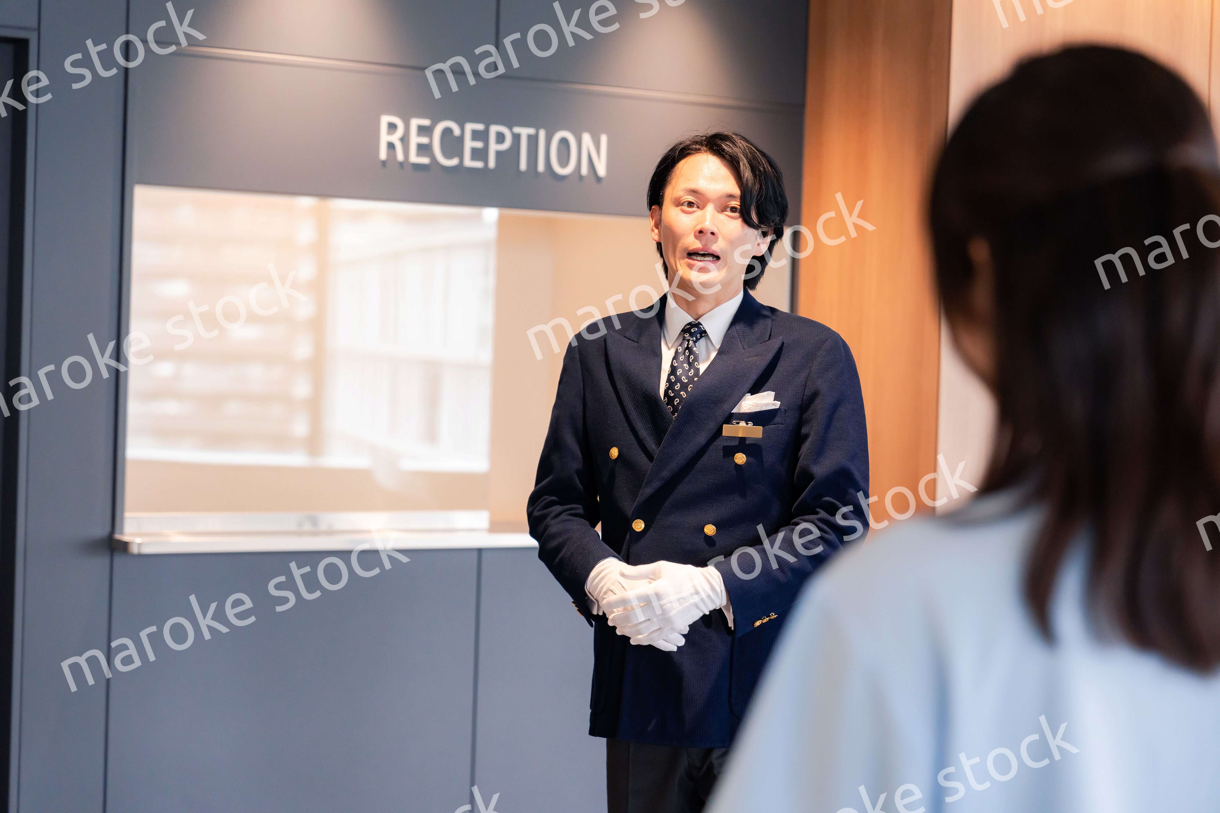 お客様にお詫びをするホテルスタッフ