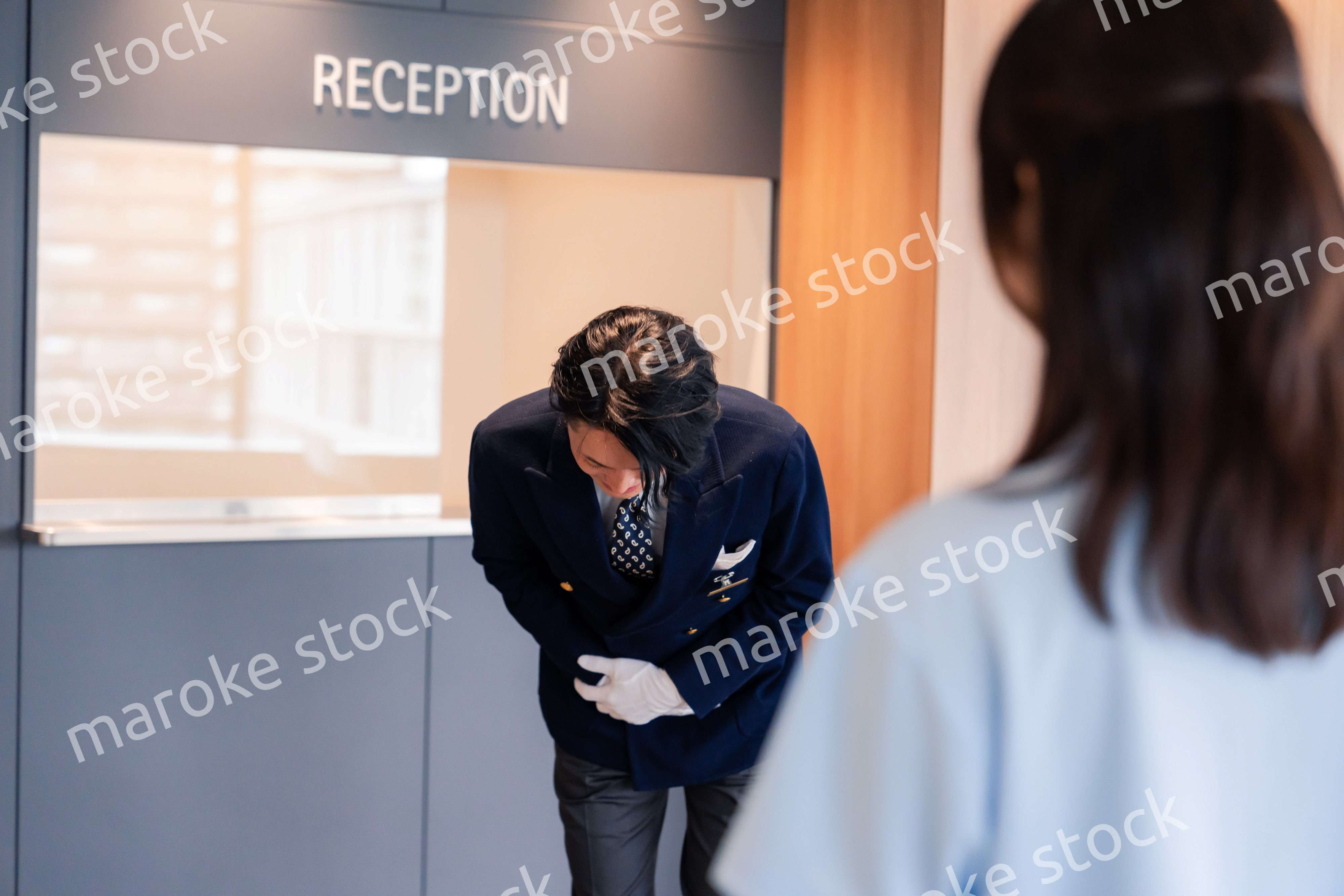 お客様にお詫びをするホテルスタッフ