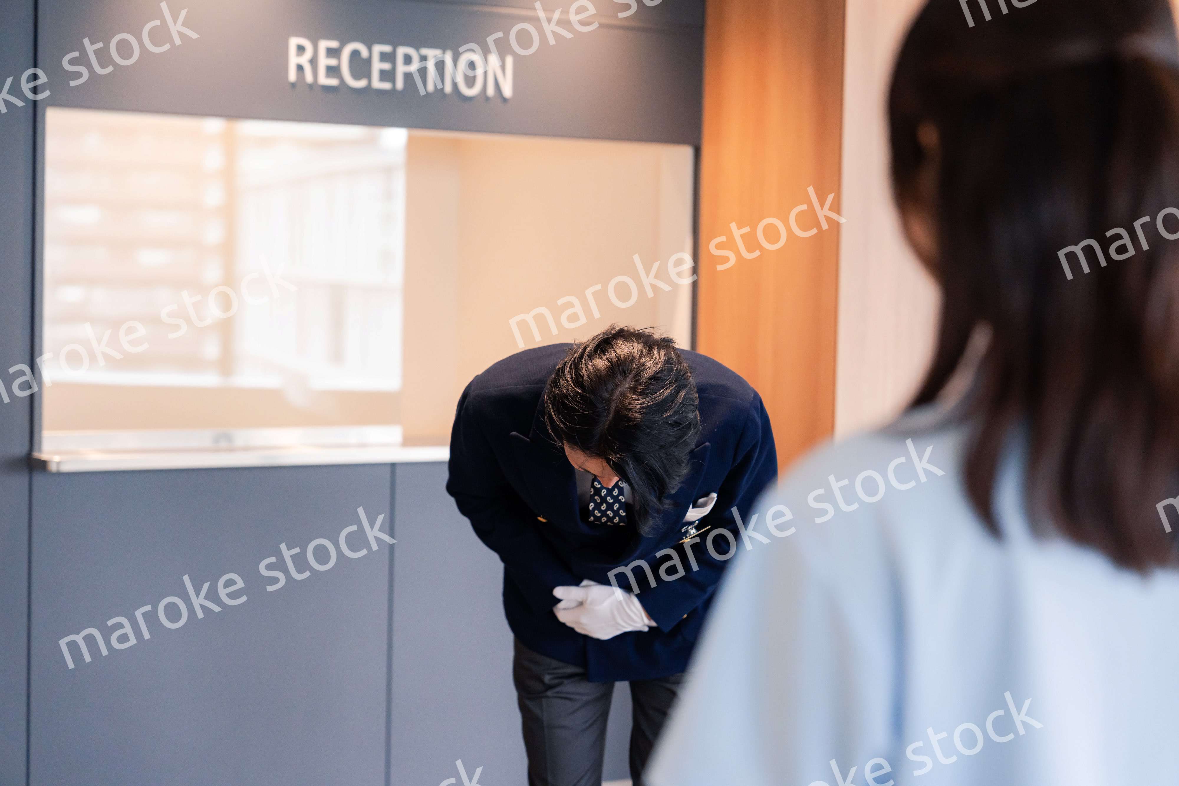 お客様にお詫びをするホテルスタッフ