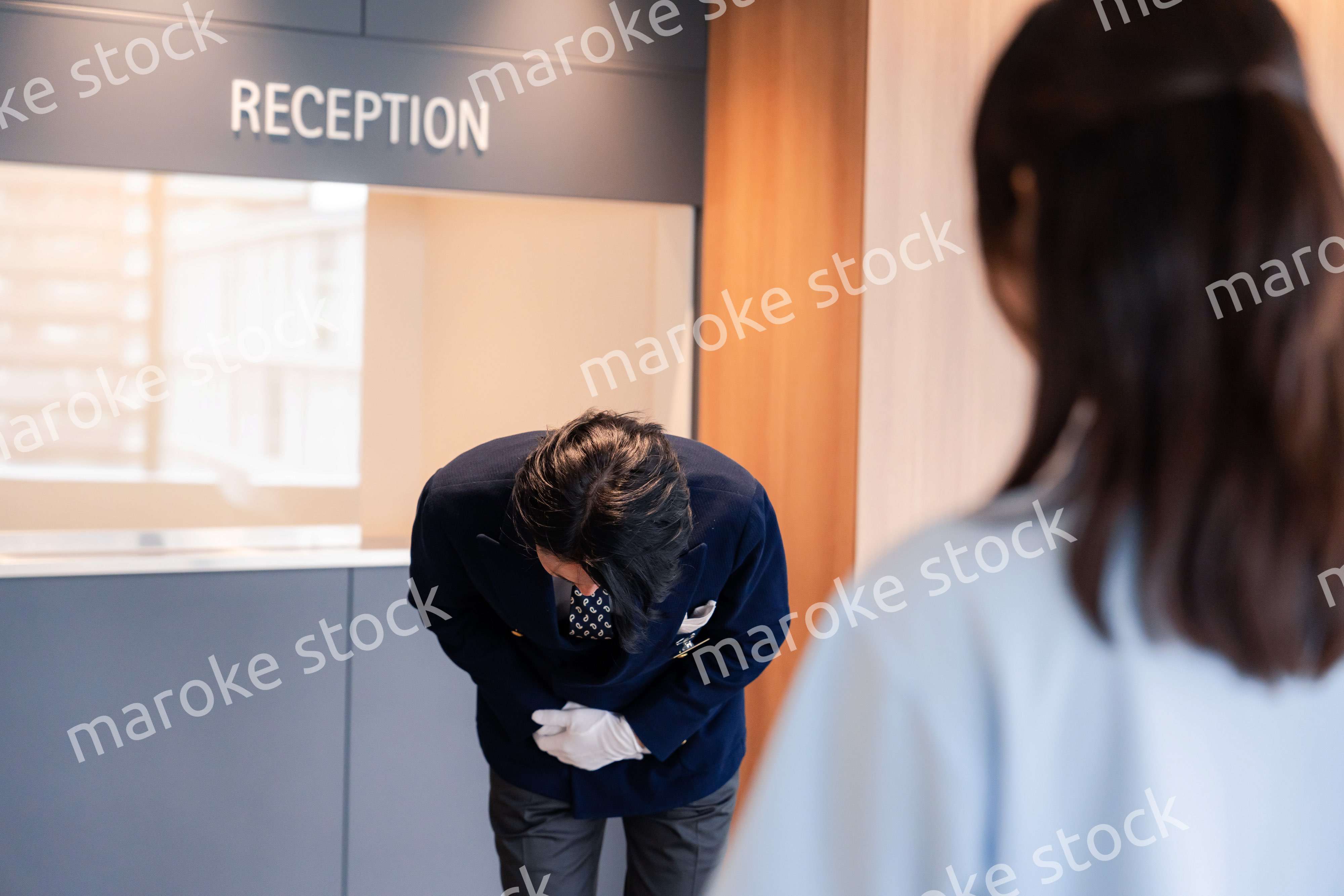 お客様にお詫びをするホテルスタッフ