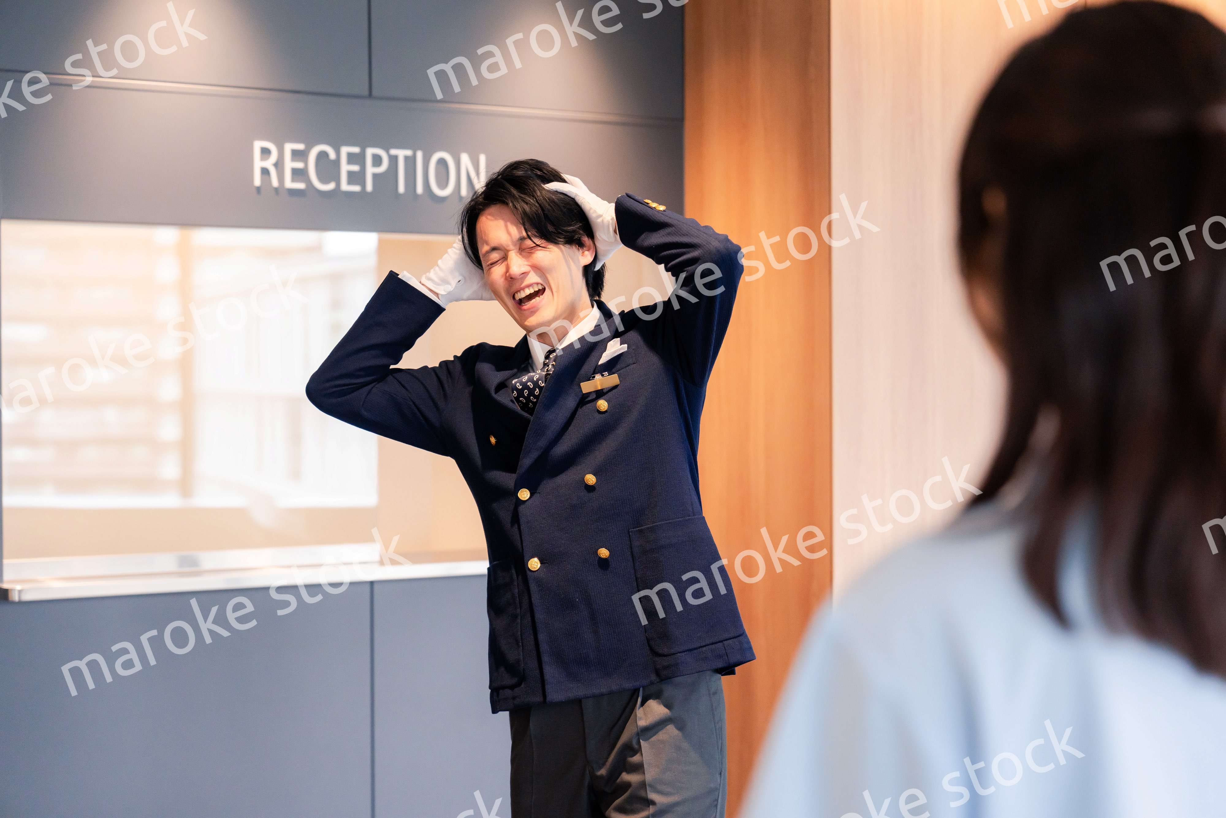 お客様にお詫びをするホテルスタッフ