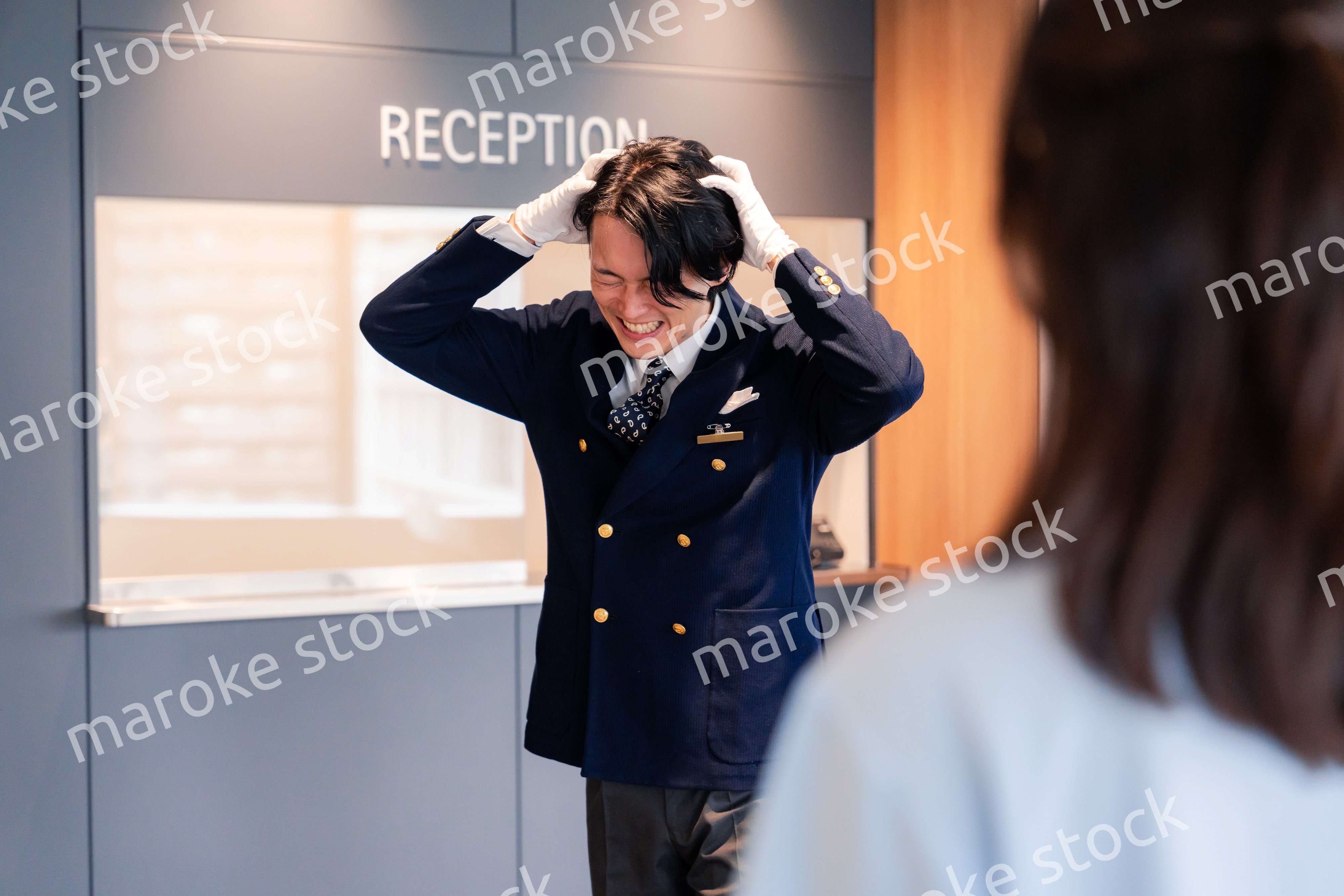 お客様にお詫びをするホテルスタッフ