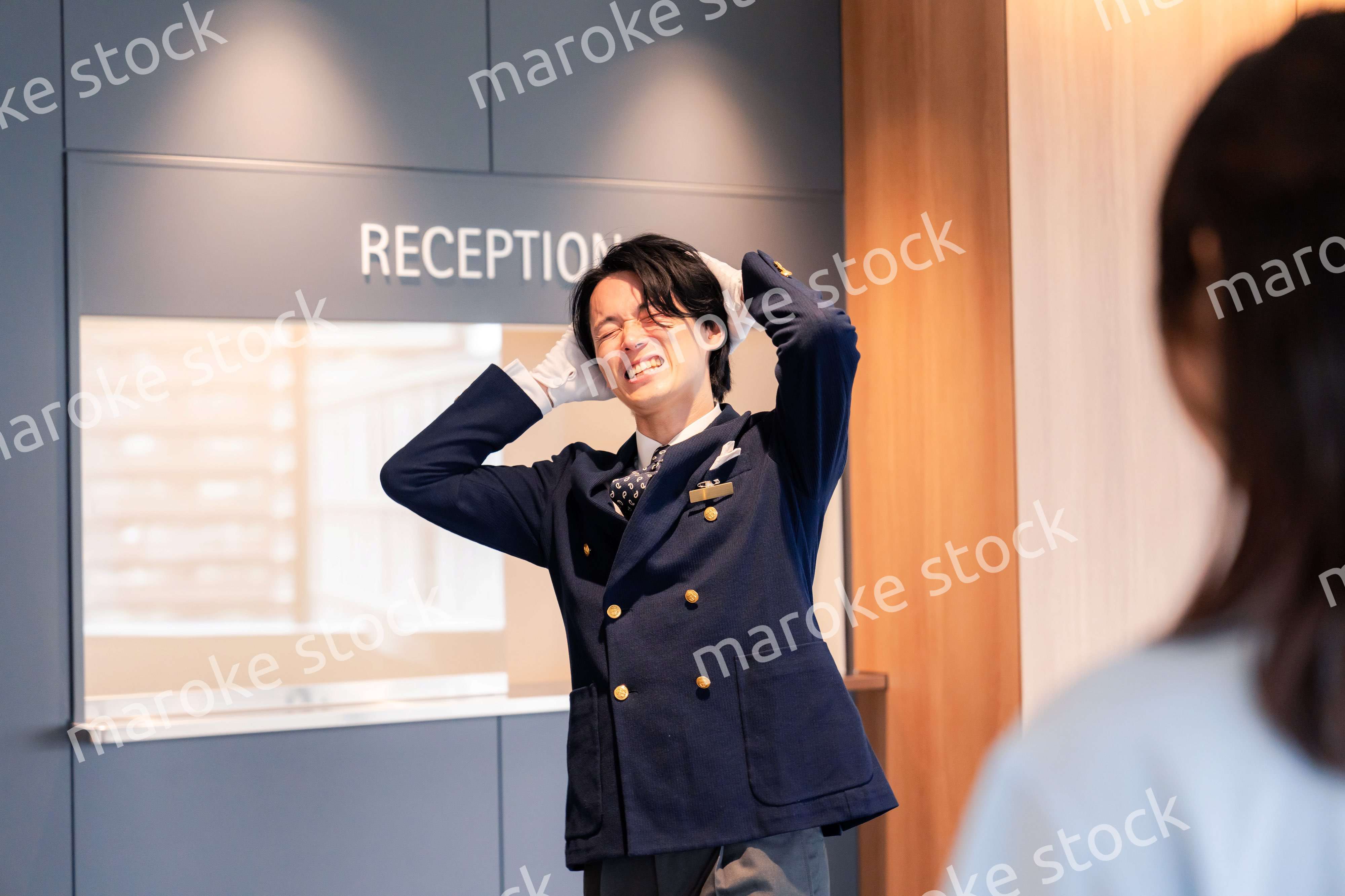 お客様にお詫びをするホテルスタッフ