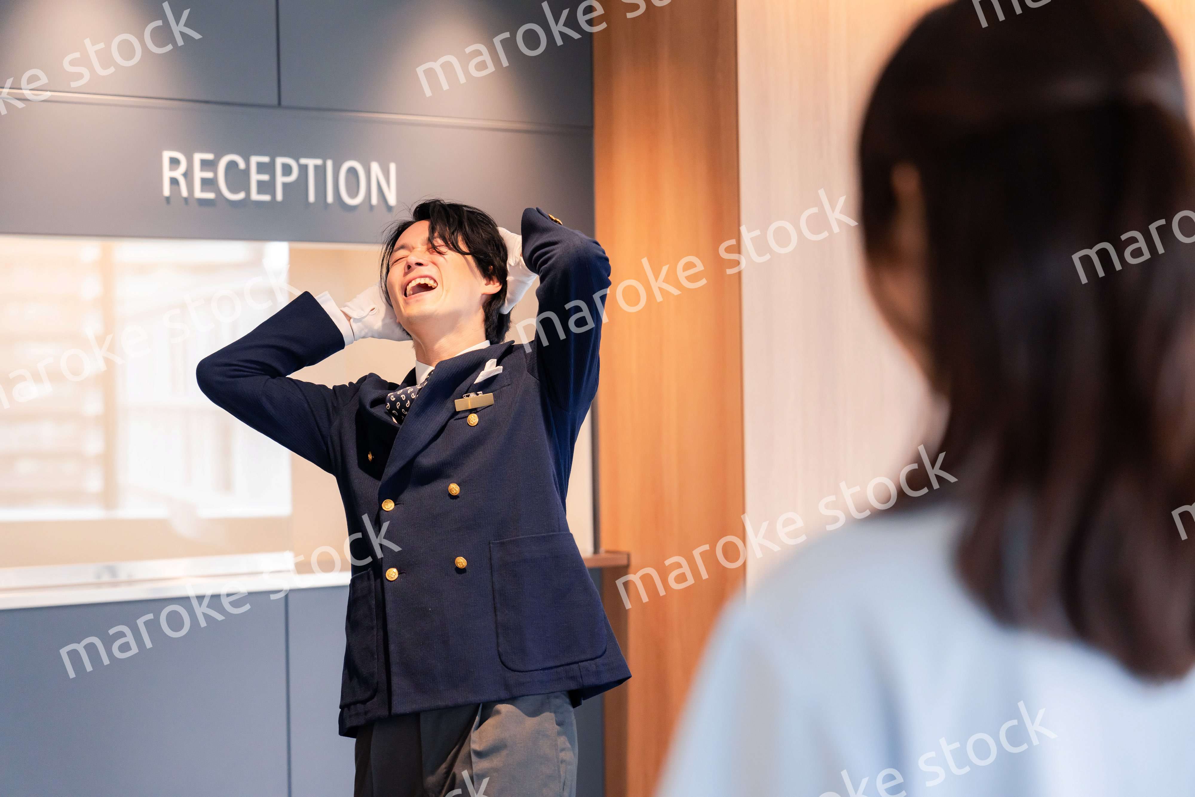 お客様にお詫びをするホテルスタッフ