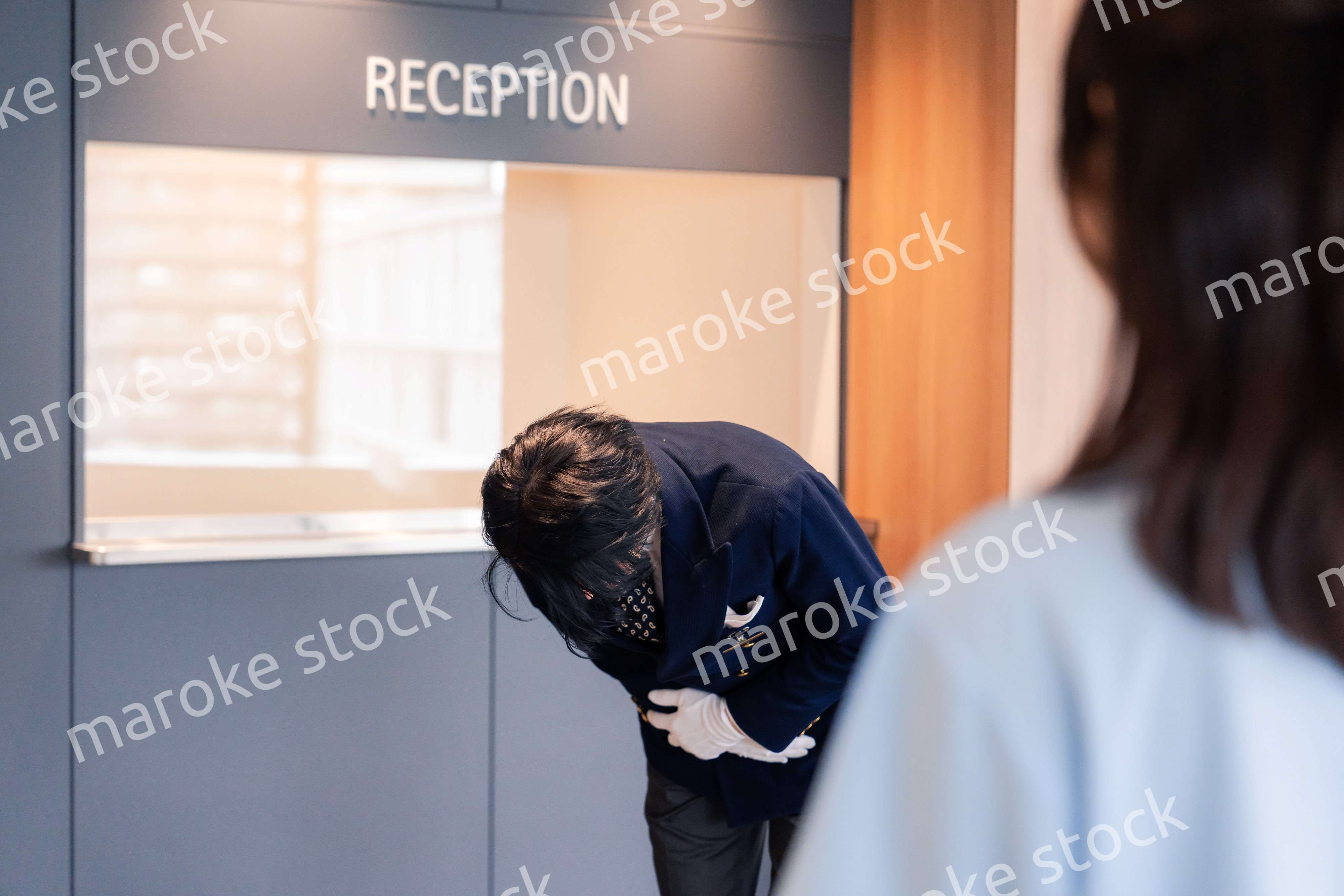 お客様にお詫びをするホテルスタッフ