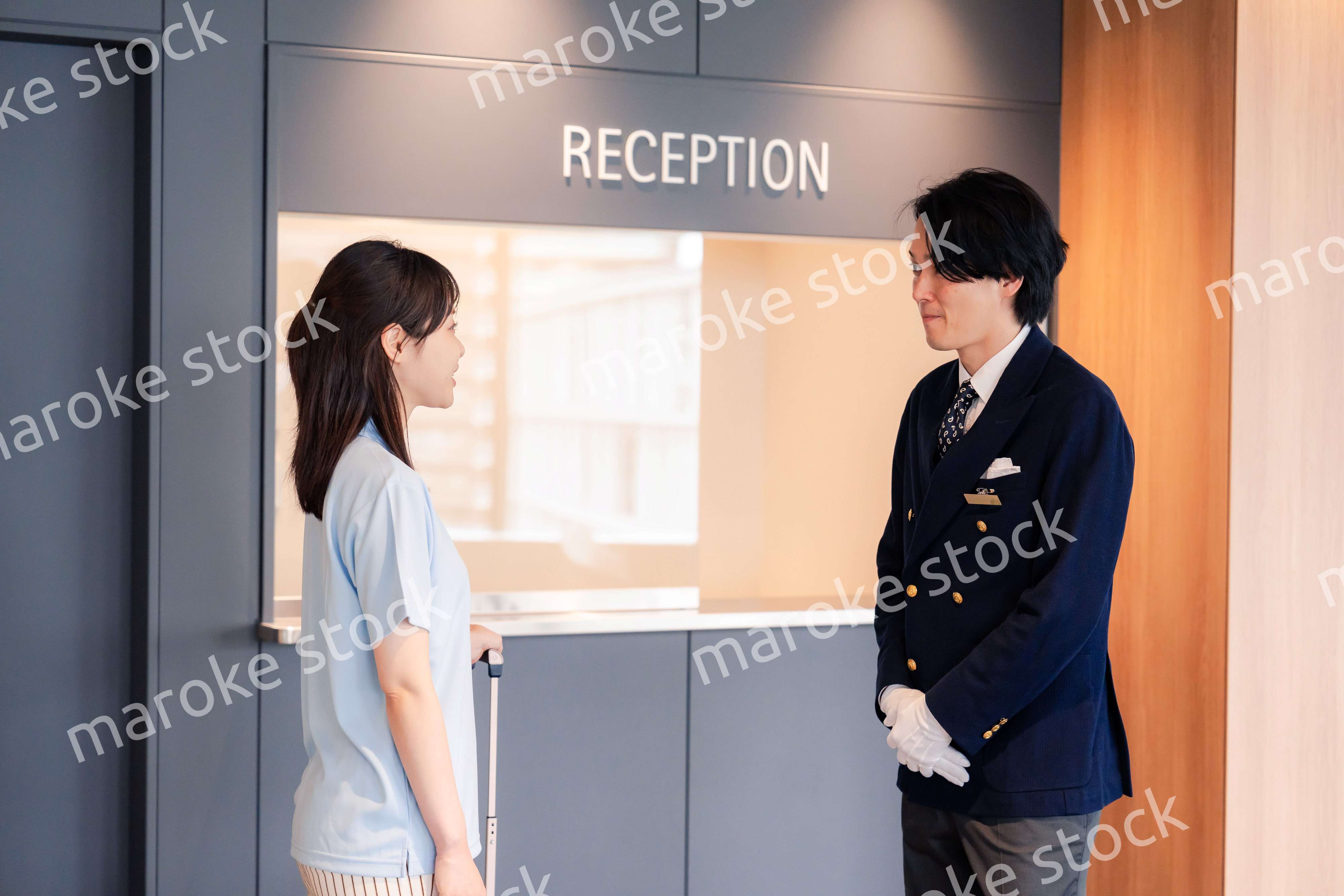 お客様の案内をするホテルマン