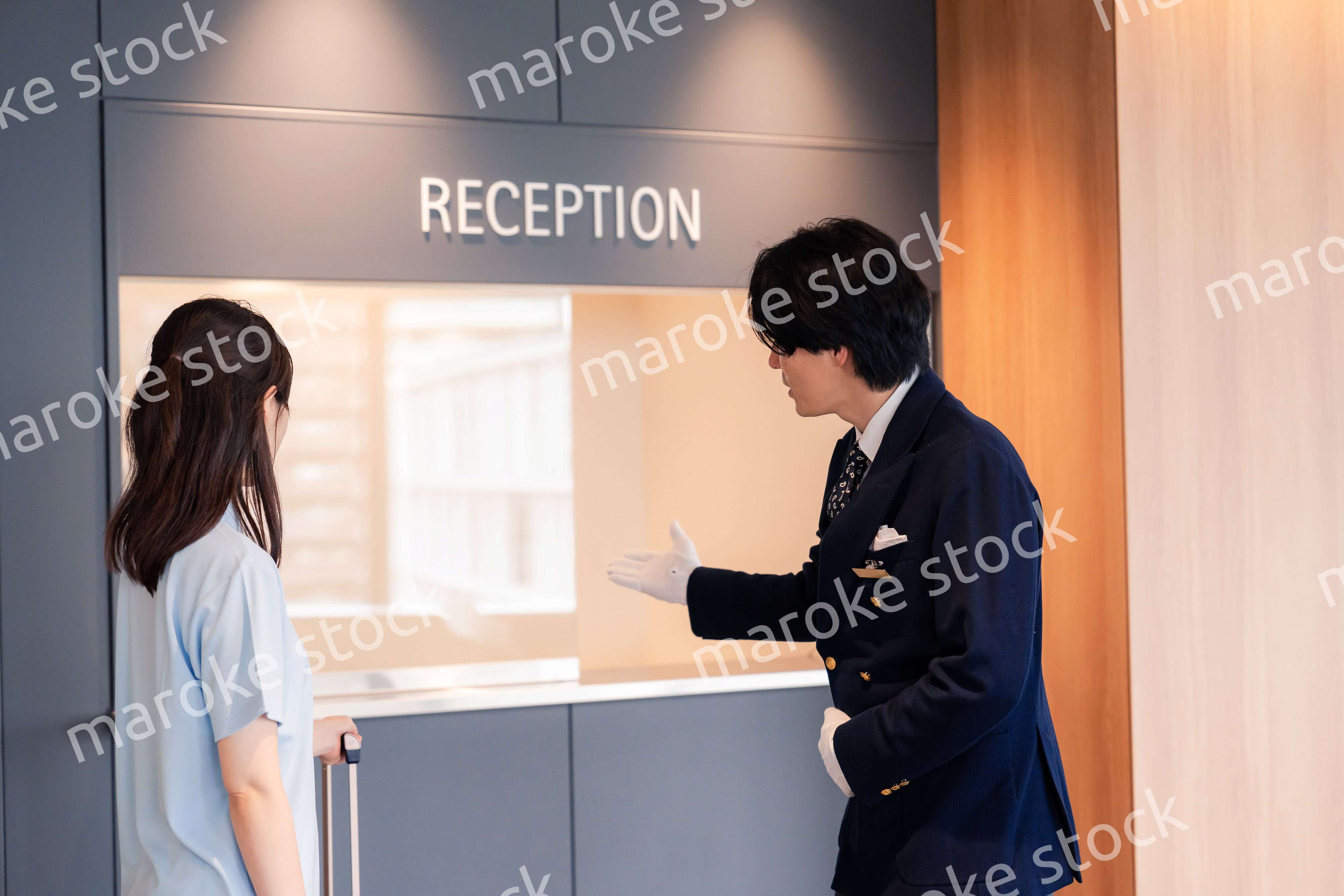 お客様の案内をするホテルマン