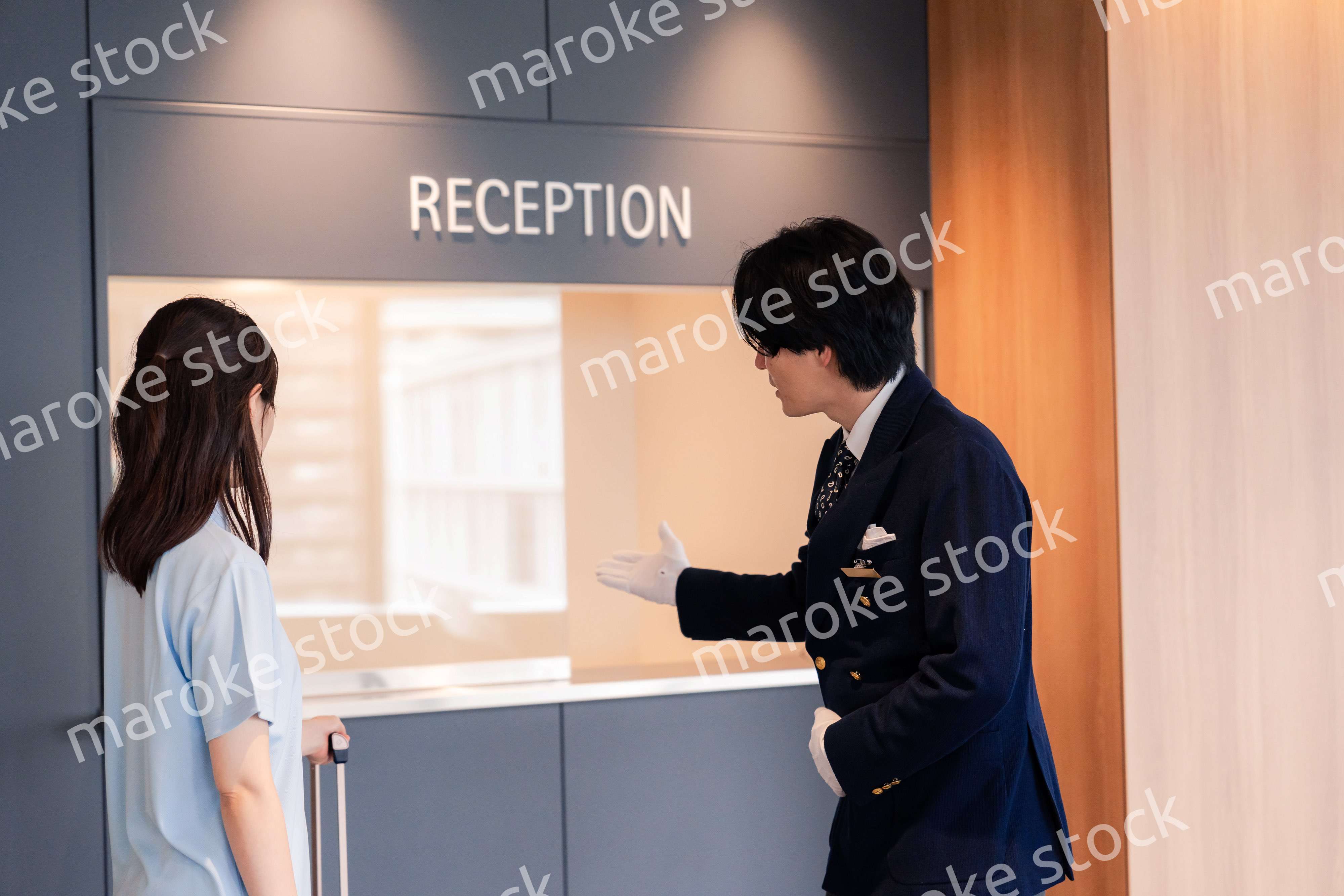 お客様の案内をするホテルマン