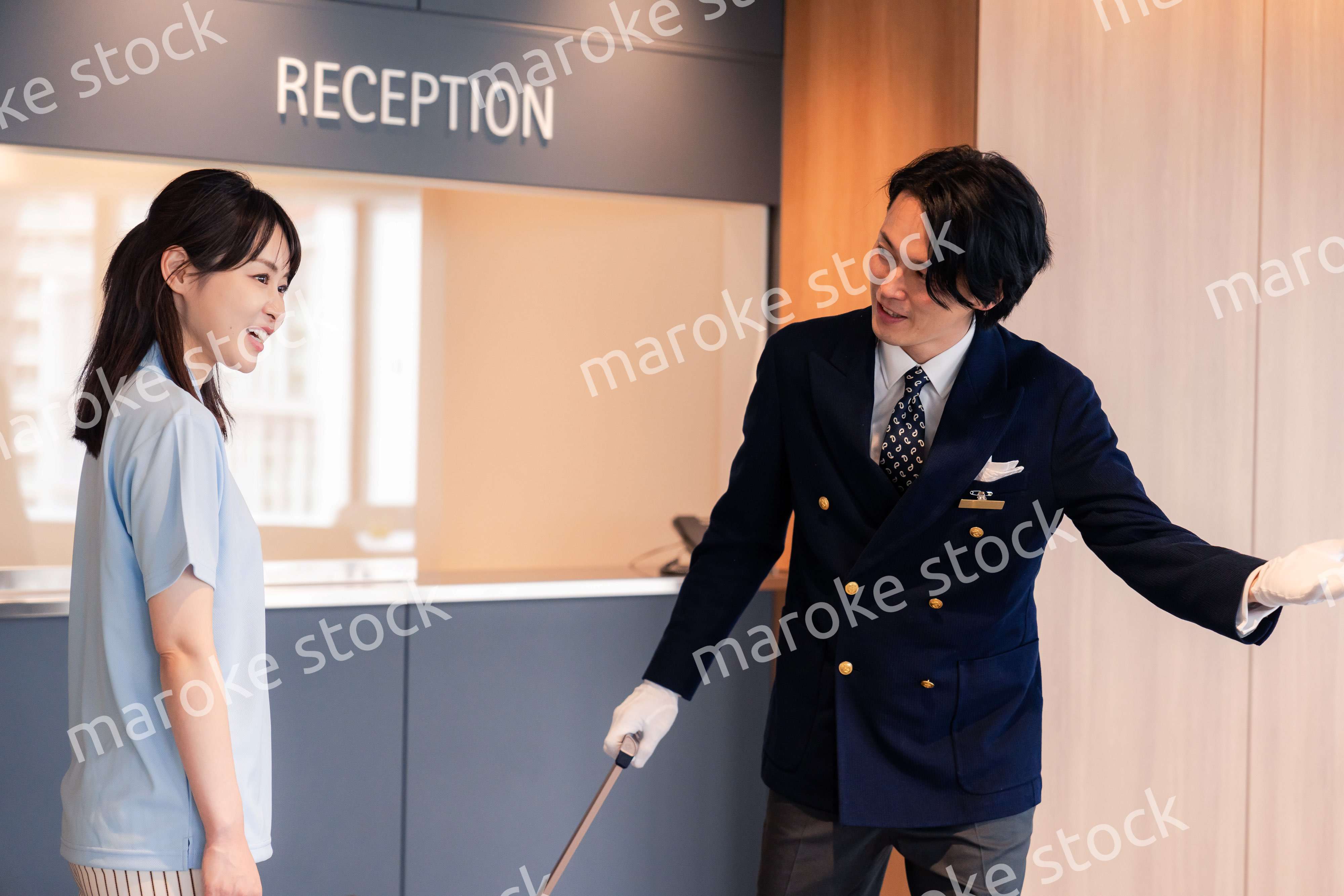 お客様の案内をするホテルマン