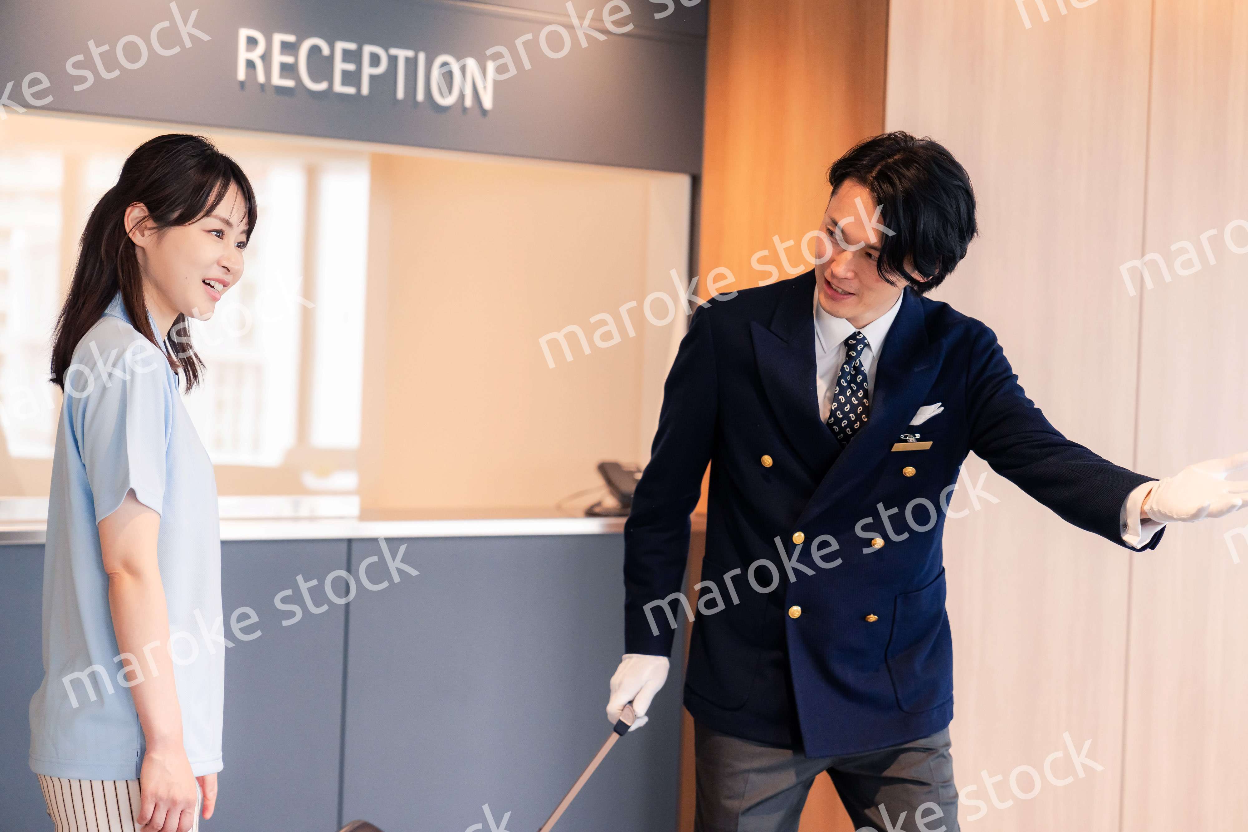 お客様の案内をするホテルマン