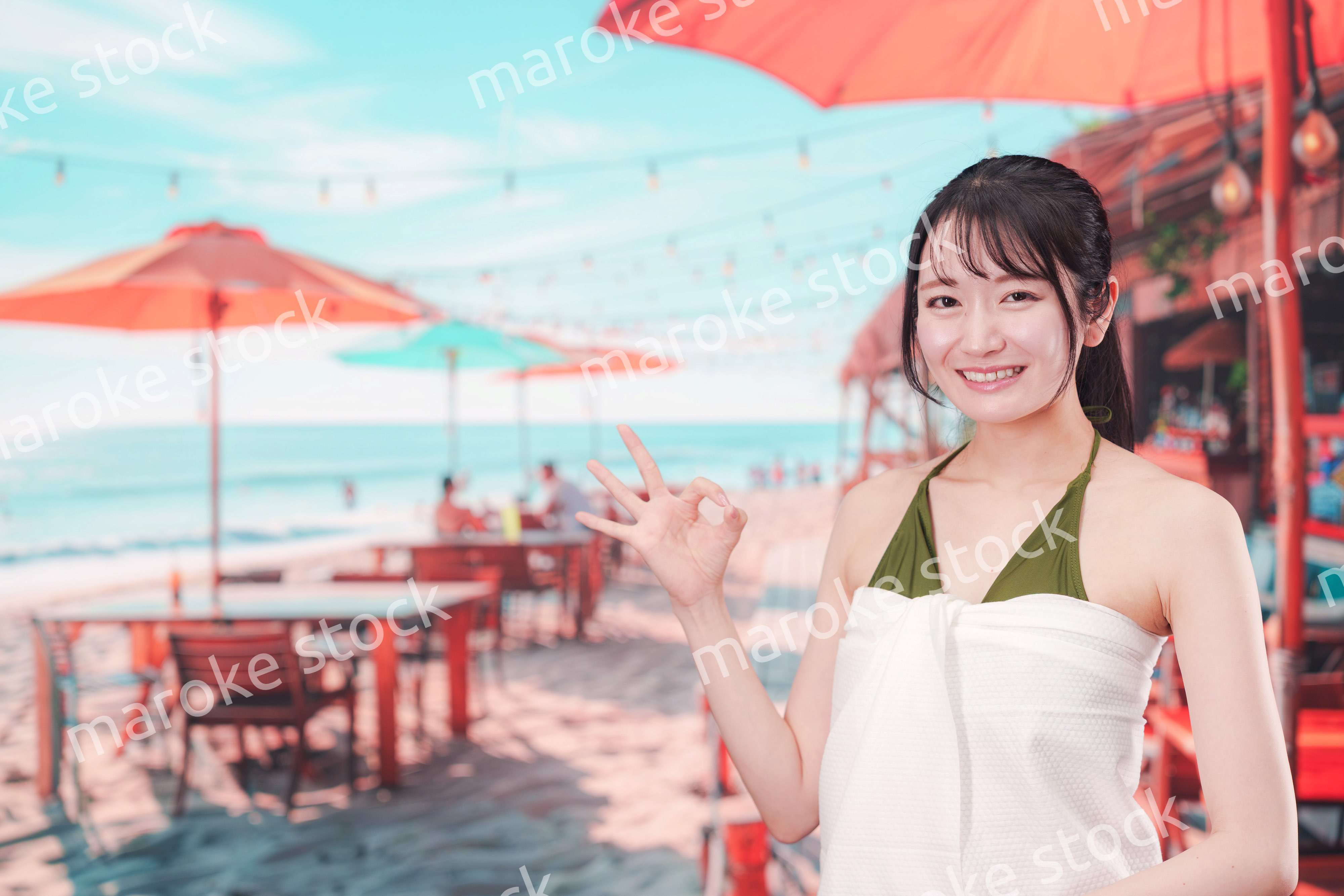 真夏のリゾートを水着で楽しむ若い女性