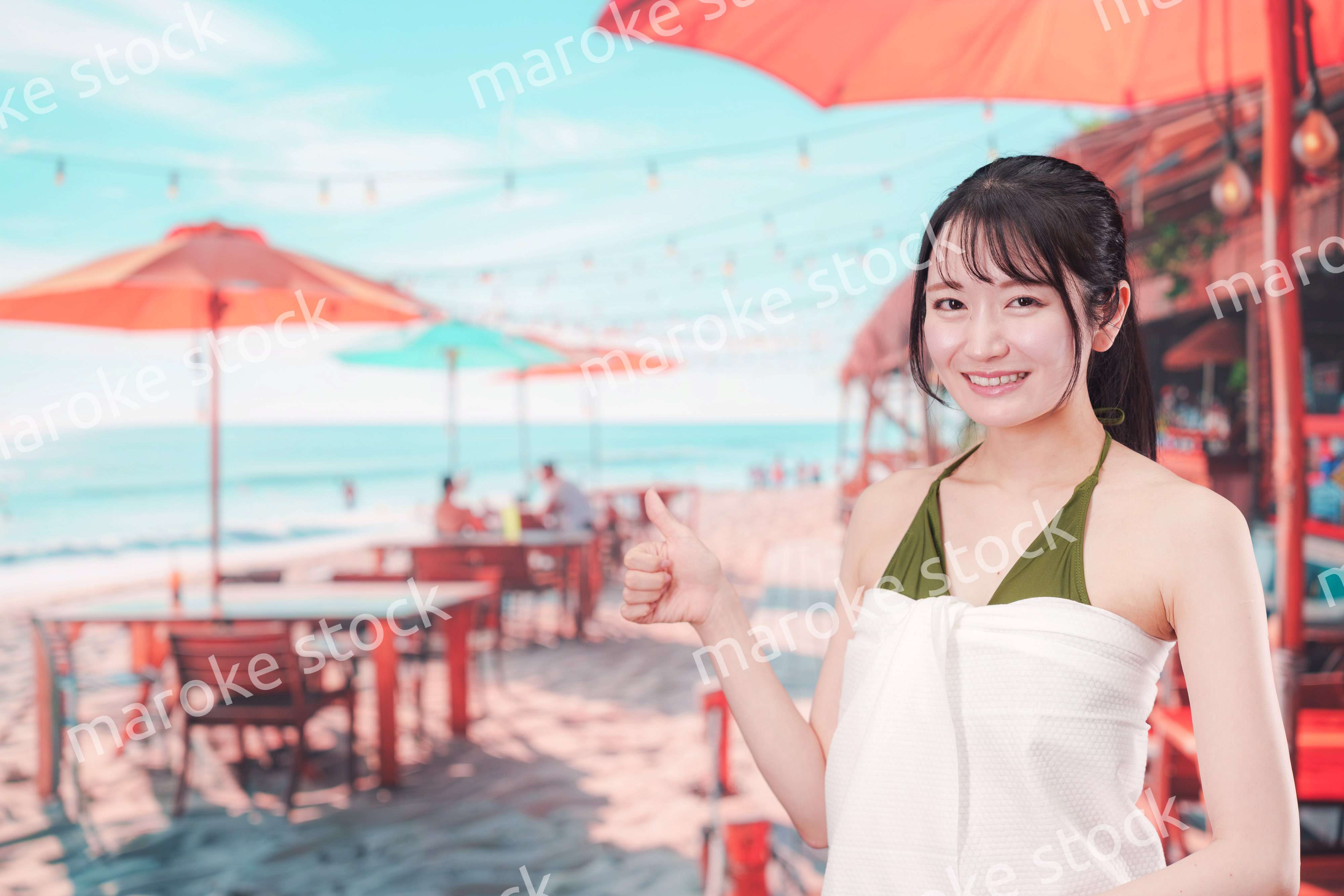 真夏のリゾートを水着で楽しむ若い女性