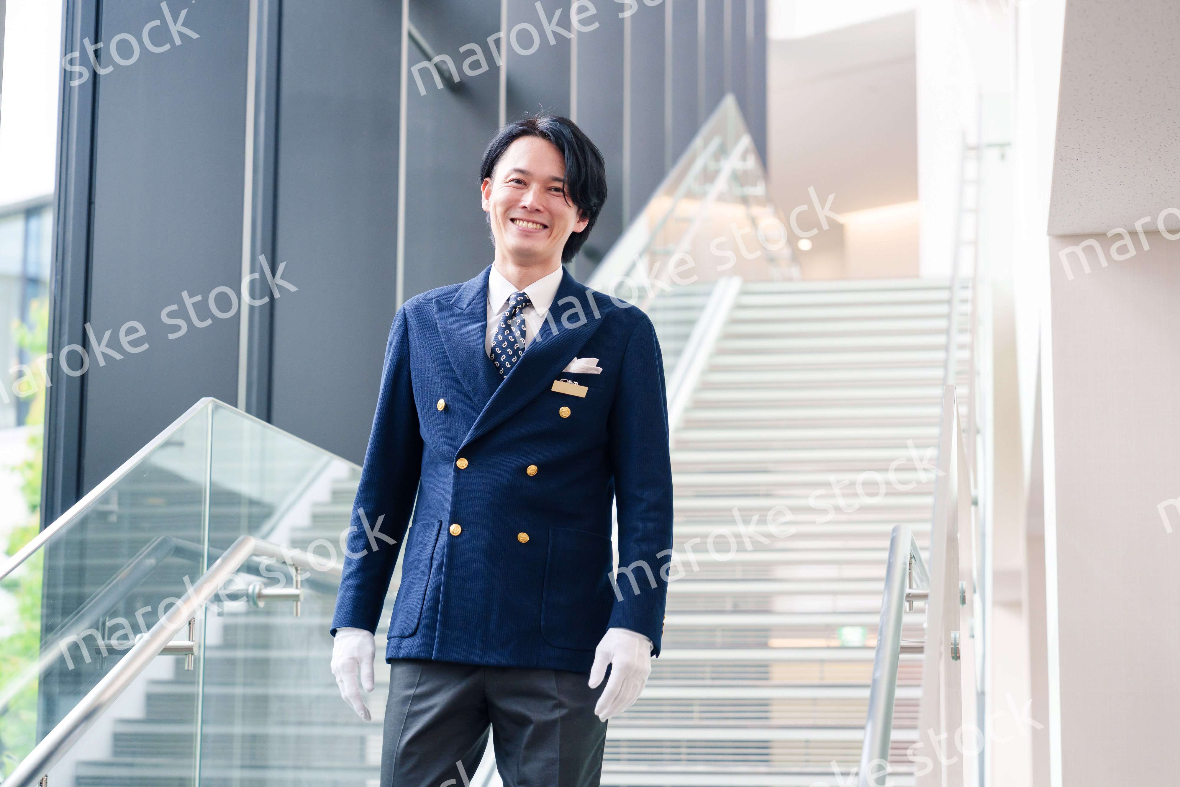 笑顔で接客をするホテルマンの男性