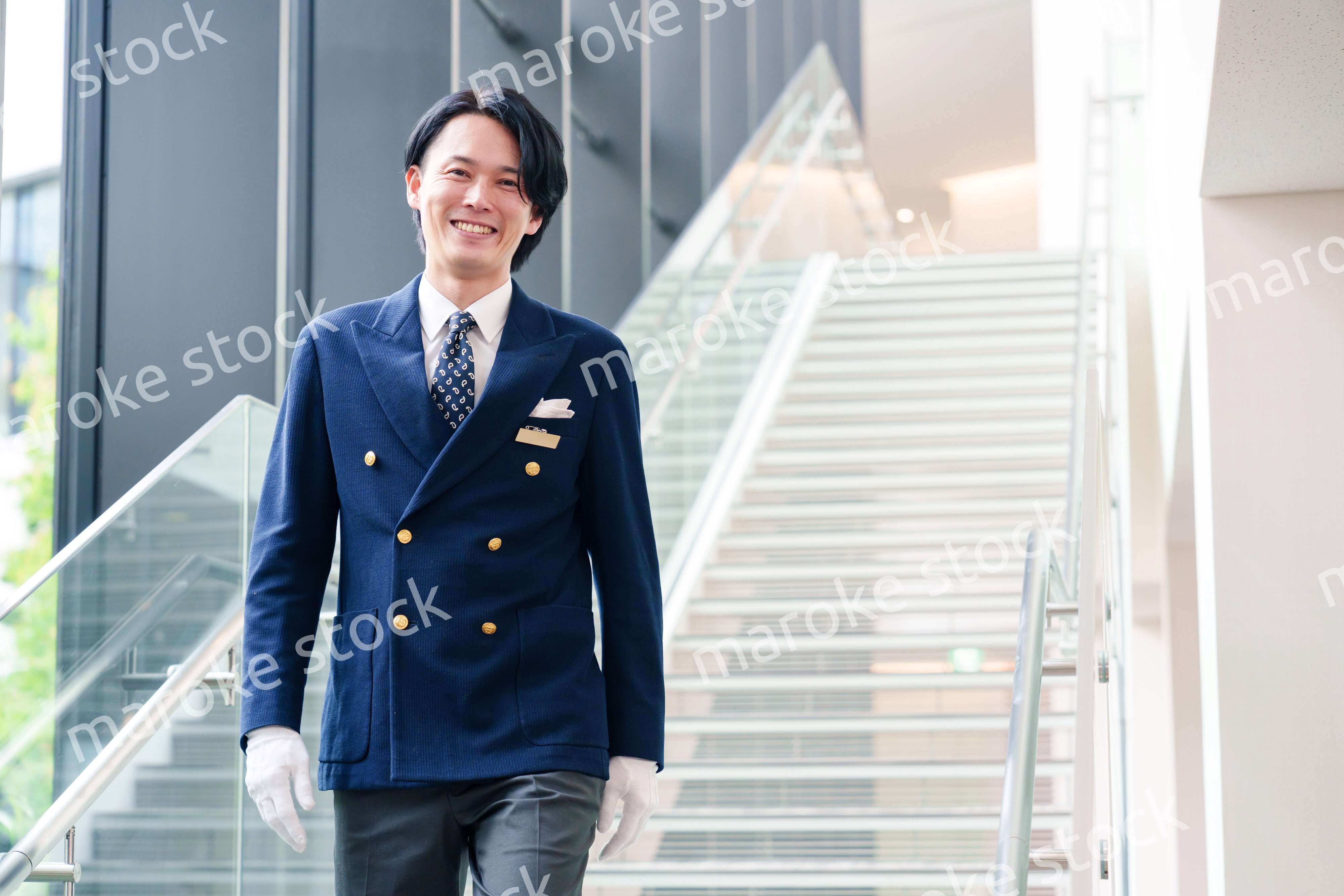 笑顔で接客をするホテルマンの男性